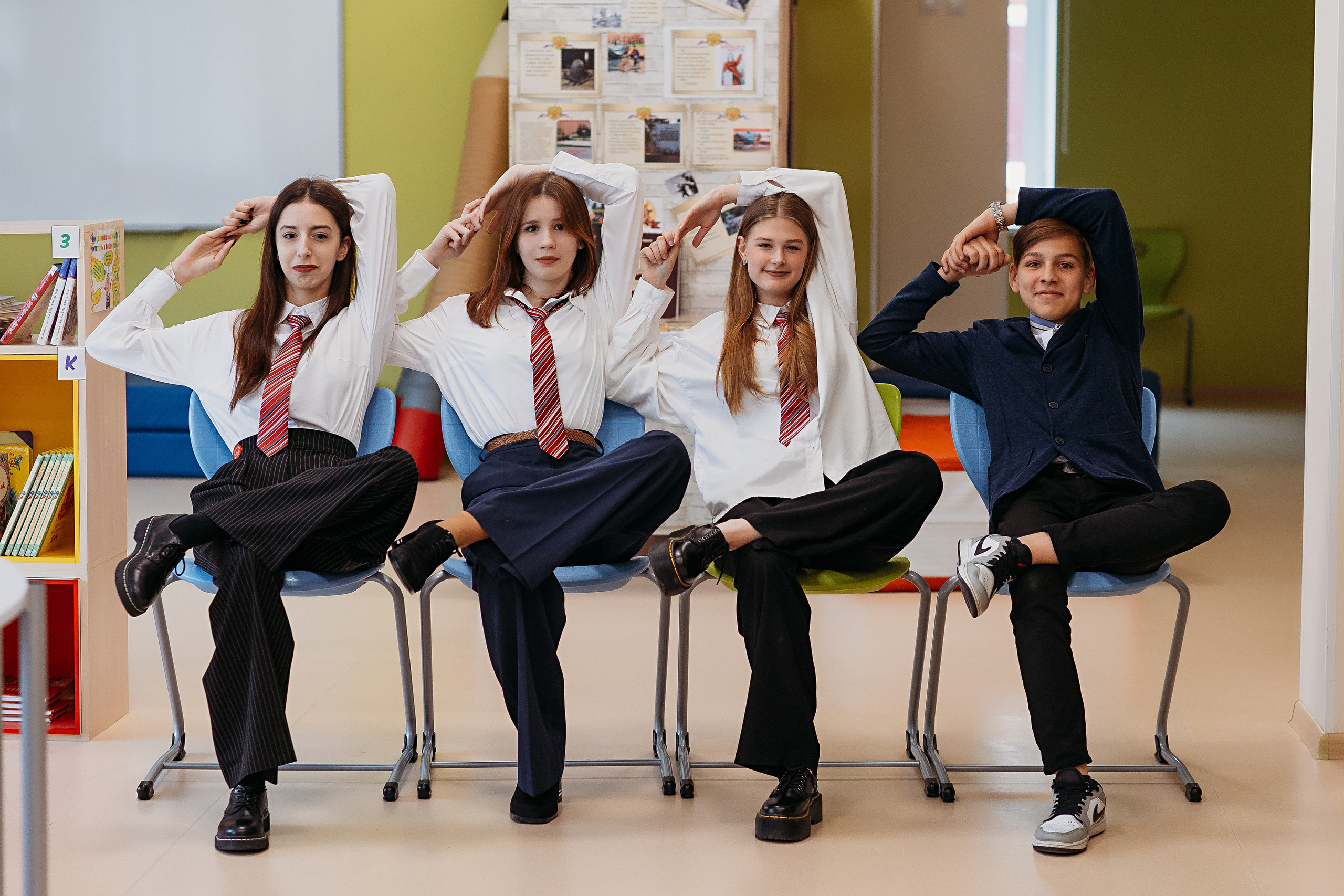 8 класс в библиотеке. Семейный фотограф Тюмень, фотограф на роды Салмина Мария