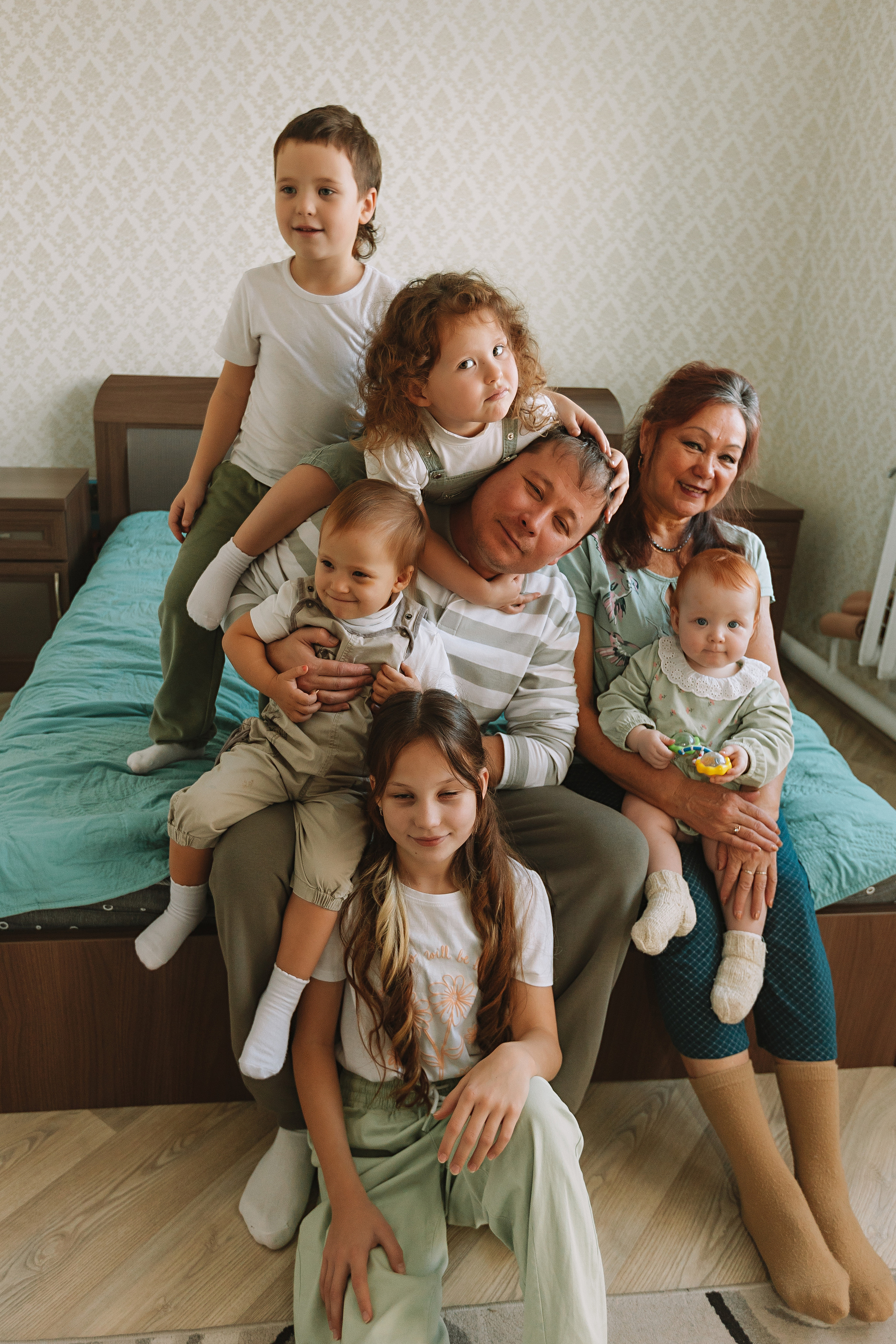 Большая семья (17 человек в частном доме, 2 часа). Семейный фотограф Тюмень, фотограф на роды Салмина Мария