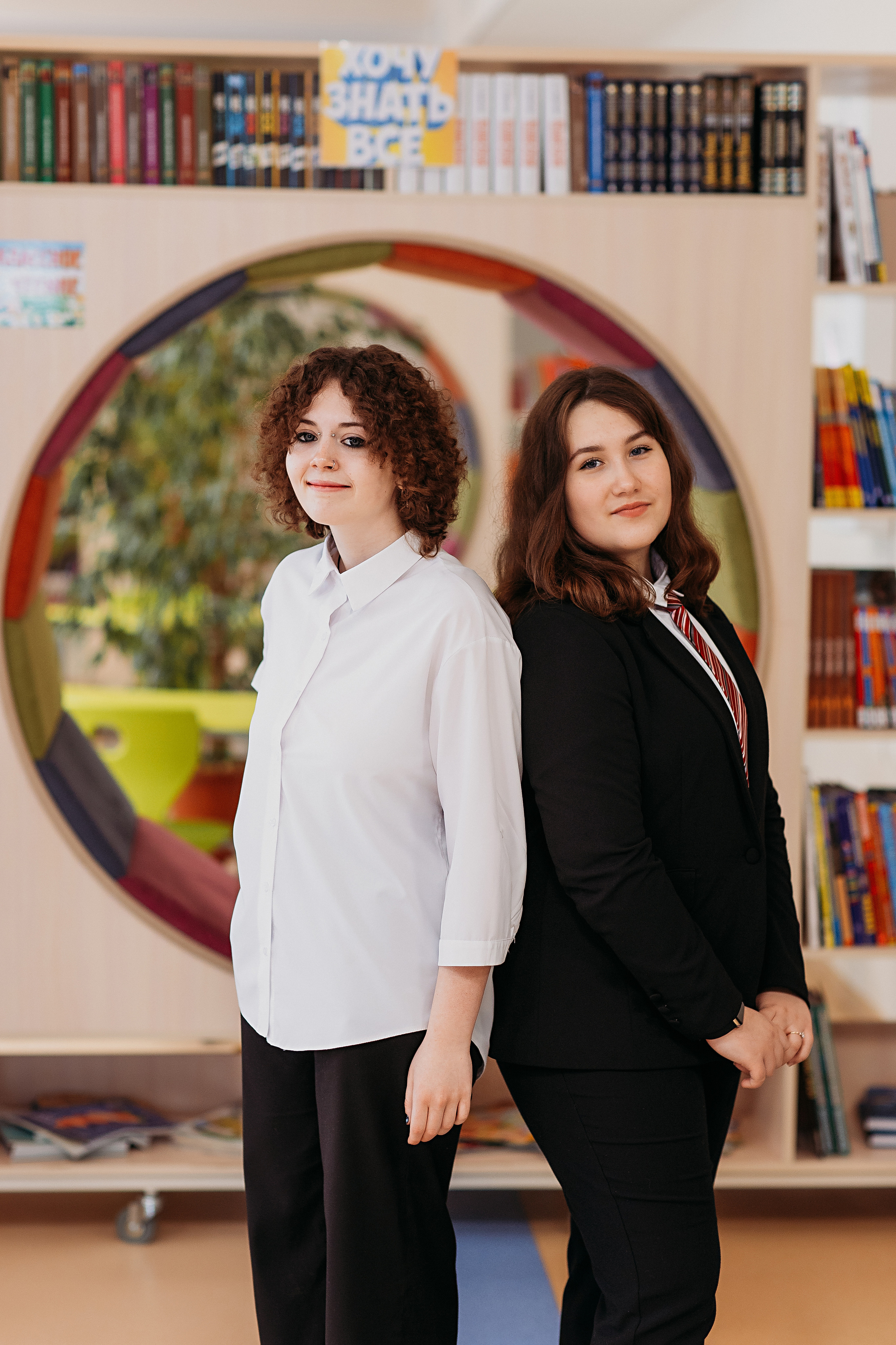 8 класс в библиотеке. Семейный фотограф Тюмень, фотограф на роды Салмина Мария