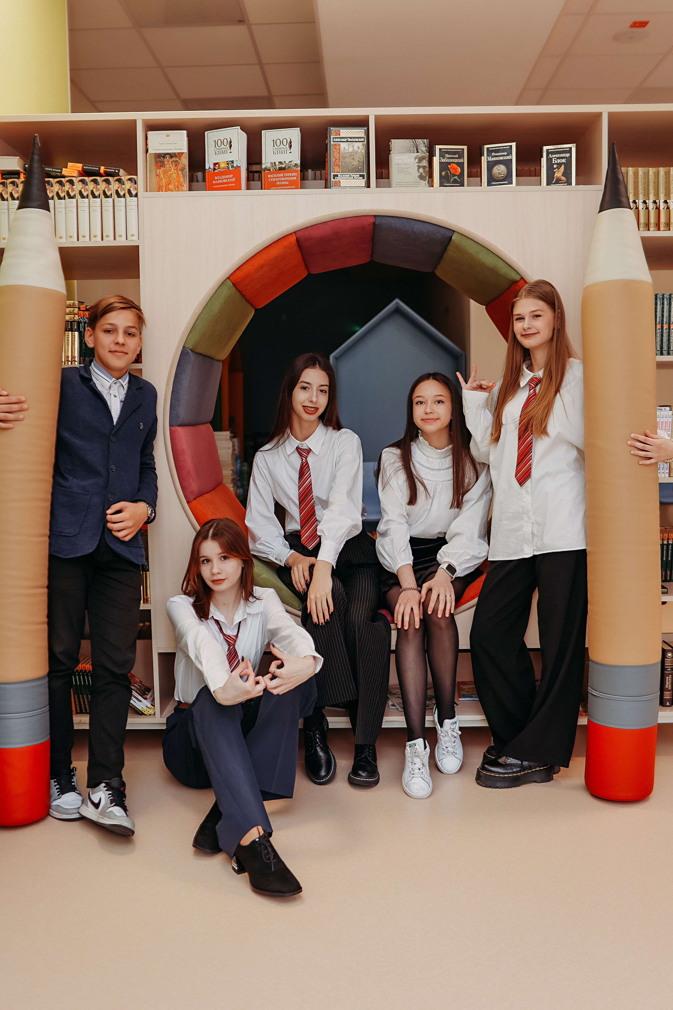 8 класс в библиотеке. Семейный фотограф Тюмень, фотограф на роды Салмина Мария