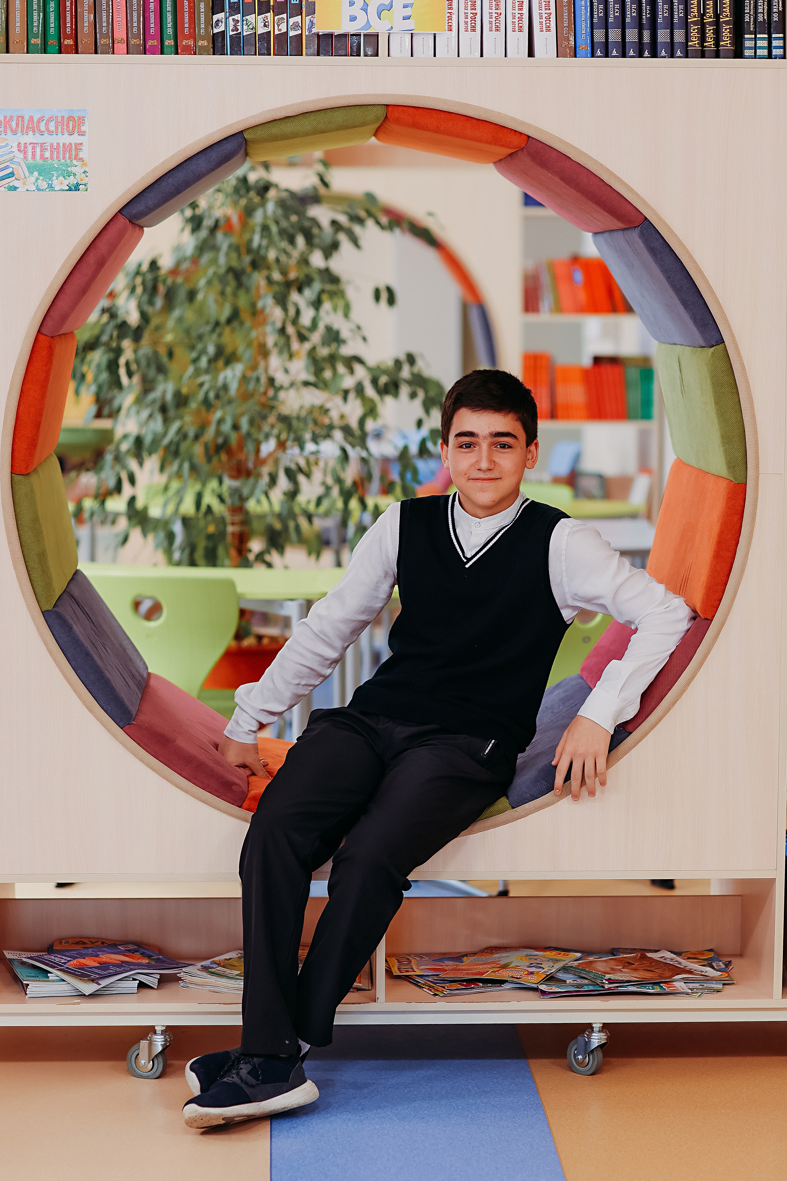 8 класс в библиотеке. Семейный фотограф Тюмень, фотограф на роды Салмина Мария