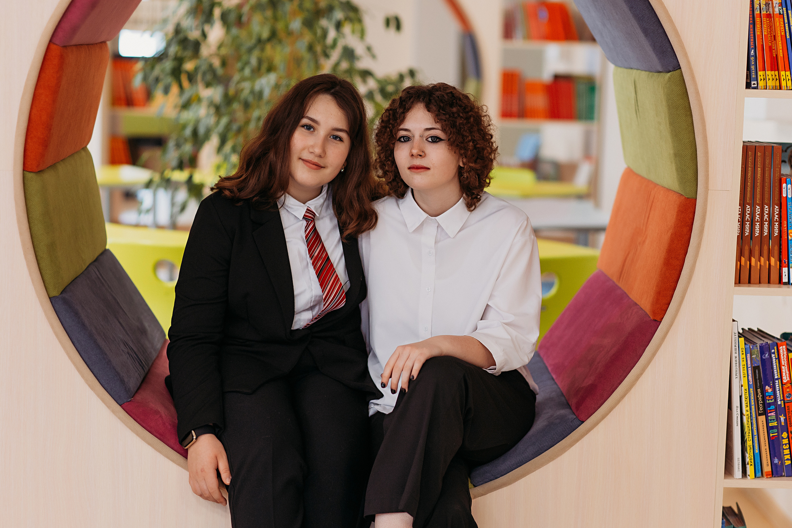 8 класс в библиотеке. Семейный фотограф Тюмень, фотограф на роды Салмина Мария