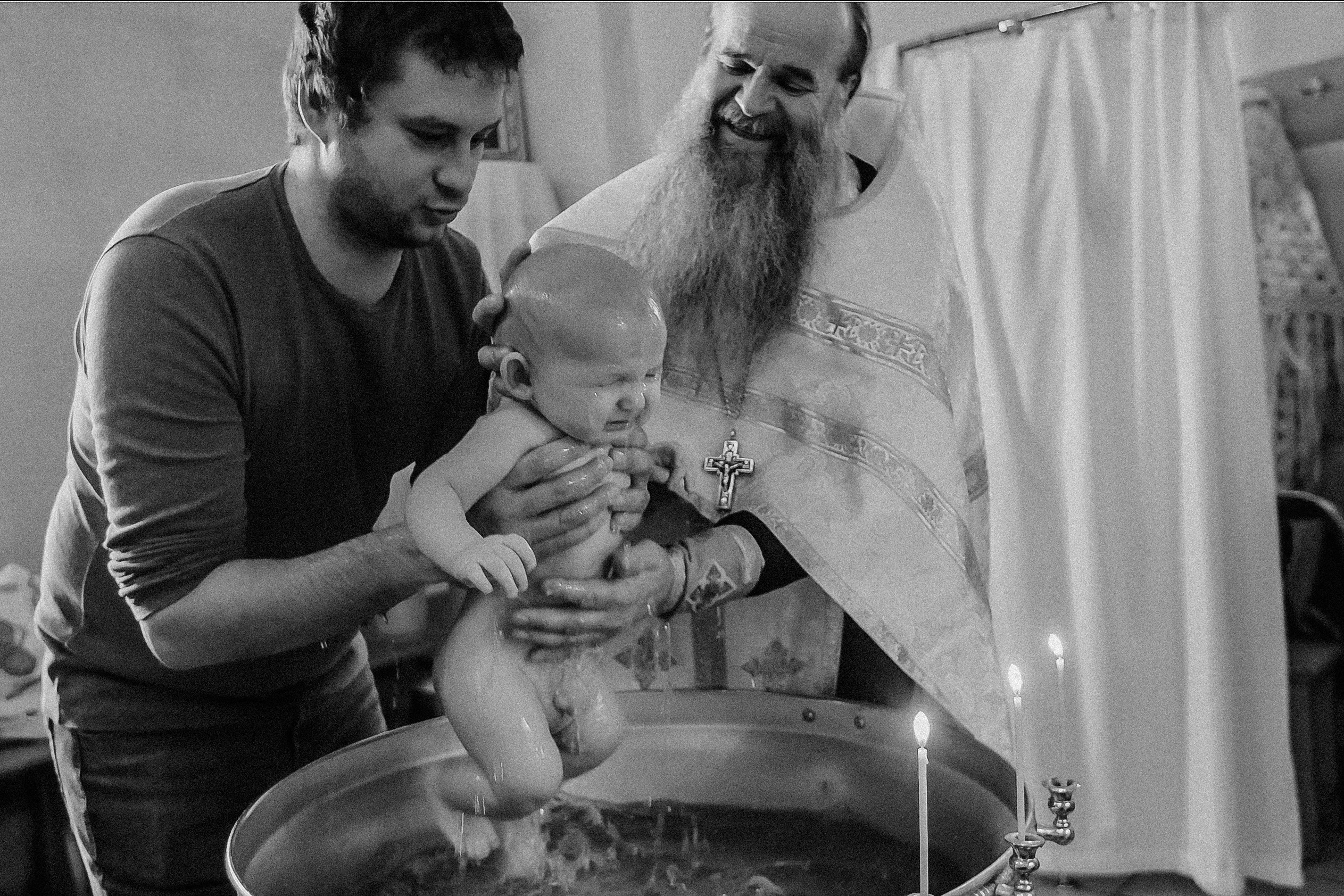 Крещение семакова. Семейный фотограф Тюмень, фотограф на роды Салмина Мария