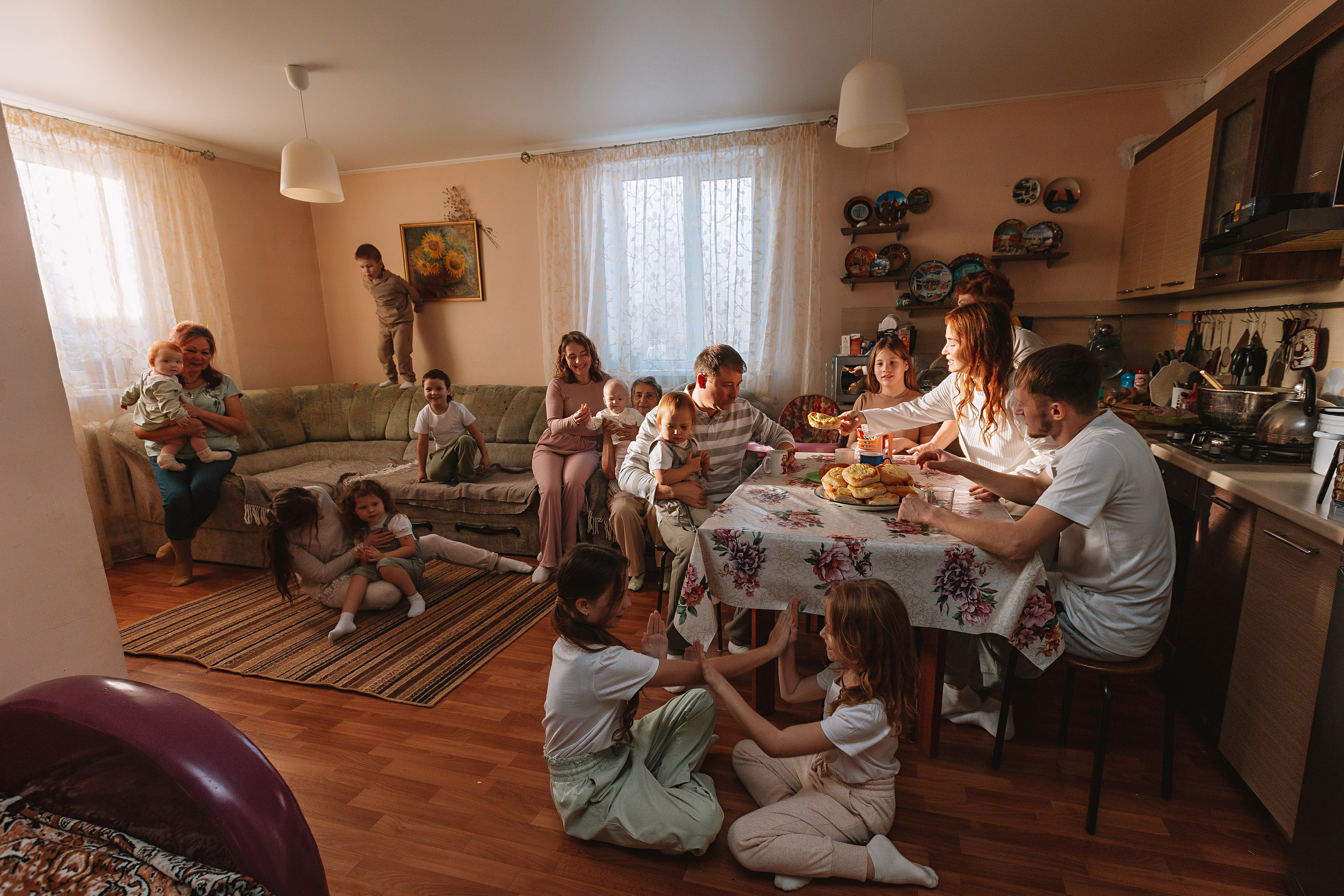 Большая семья (17 человек в частном доме, 2 часа). Семейный фотограф Тюмень, фотограф на роды Салмина Мария