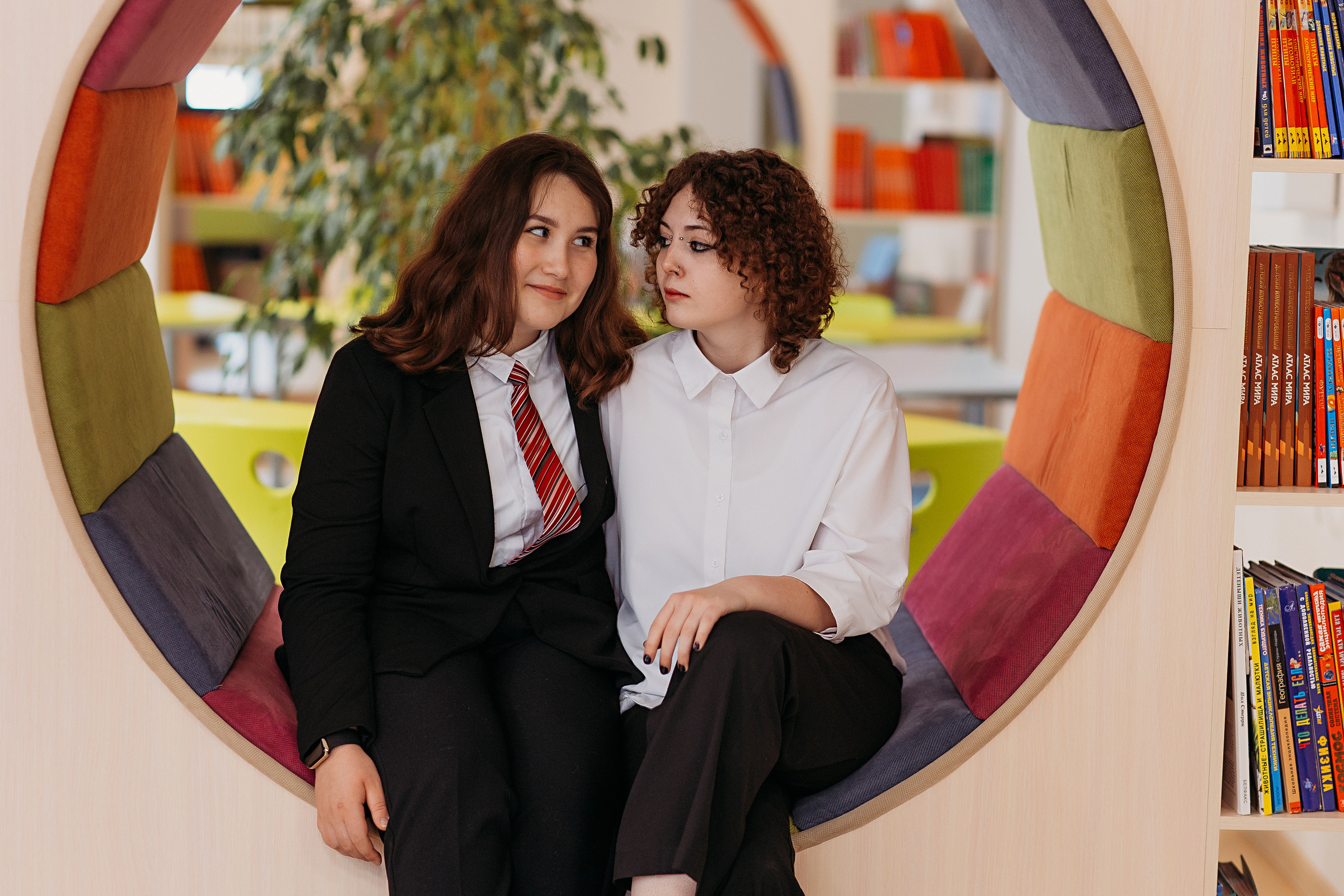 8 класс в библиотеке. Семейный фотограф Тюмень, фотограф на роды Салмина Мария