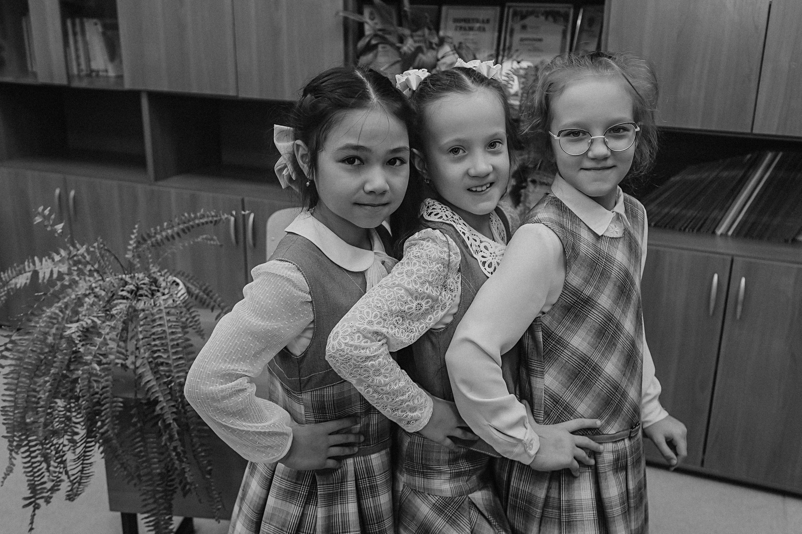 2 класс в школе. Семейный фотограф Тюмень, фотограф на роды Салмина Мария