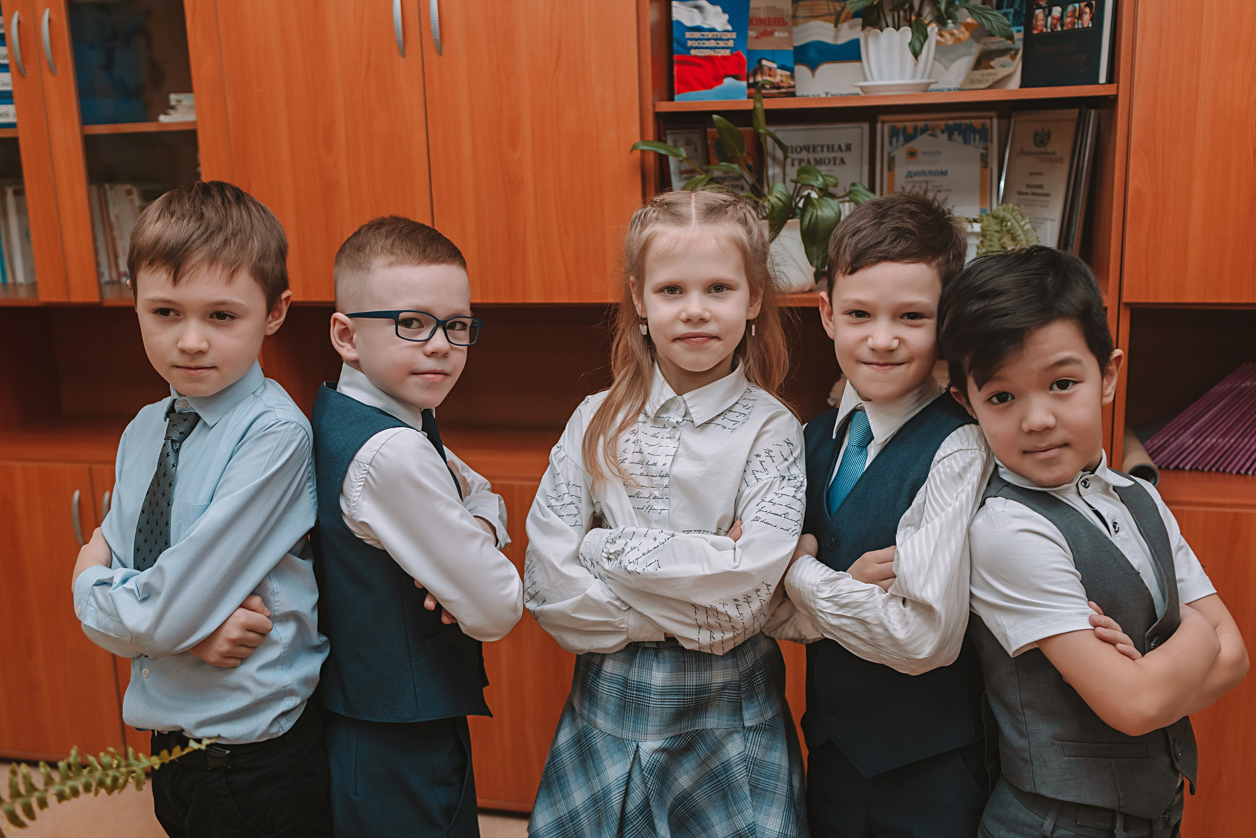 2 класс в школе. Семейный фотограф Тюмень, фотограф на роды Салмина Мария