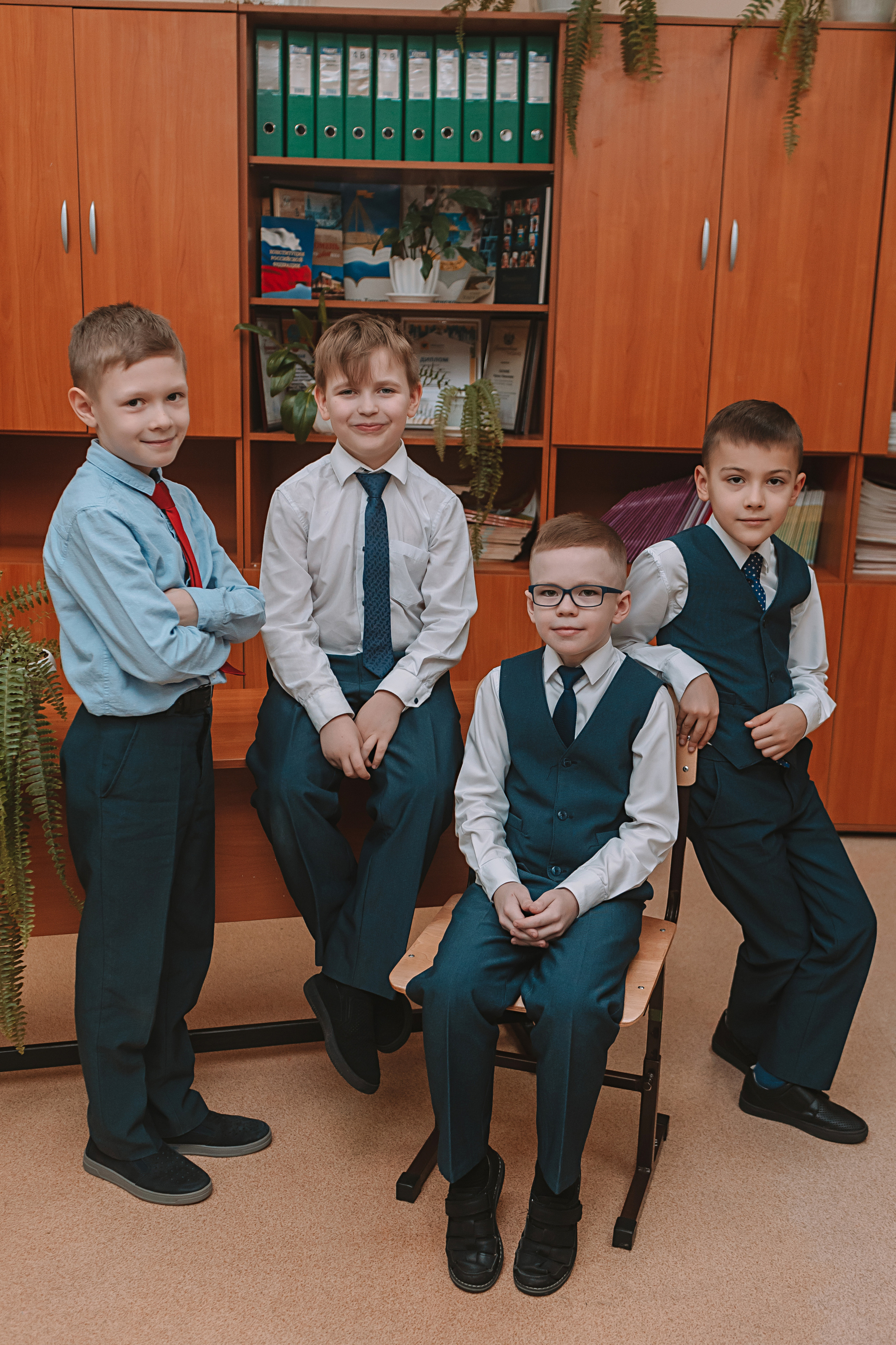 2 класс в школе. Семейный фотограф Тюмень, фотограф на роды Салмина Мария