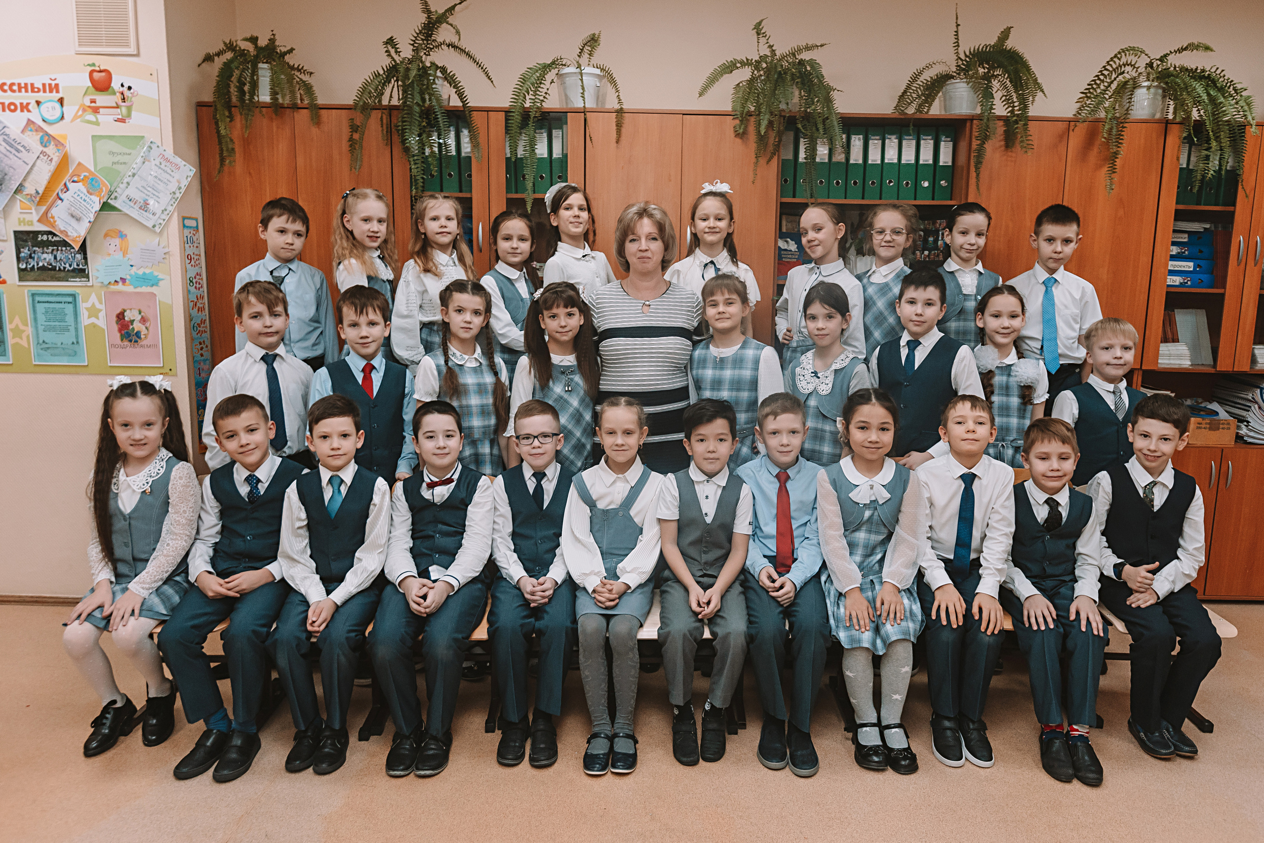 2 класс в школе. Семейный фотограф Тюмень, фотограф на роды Салмина Мария