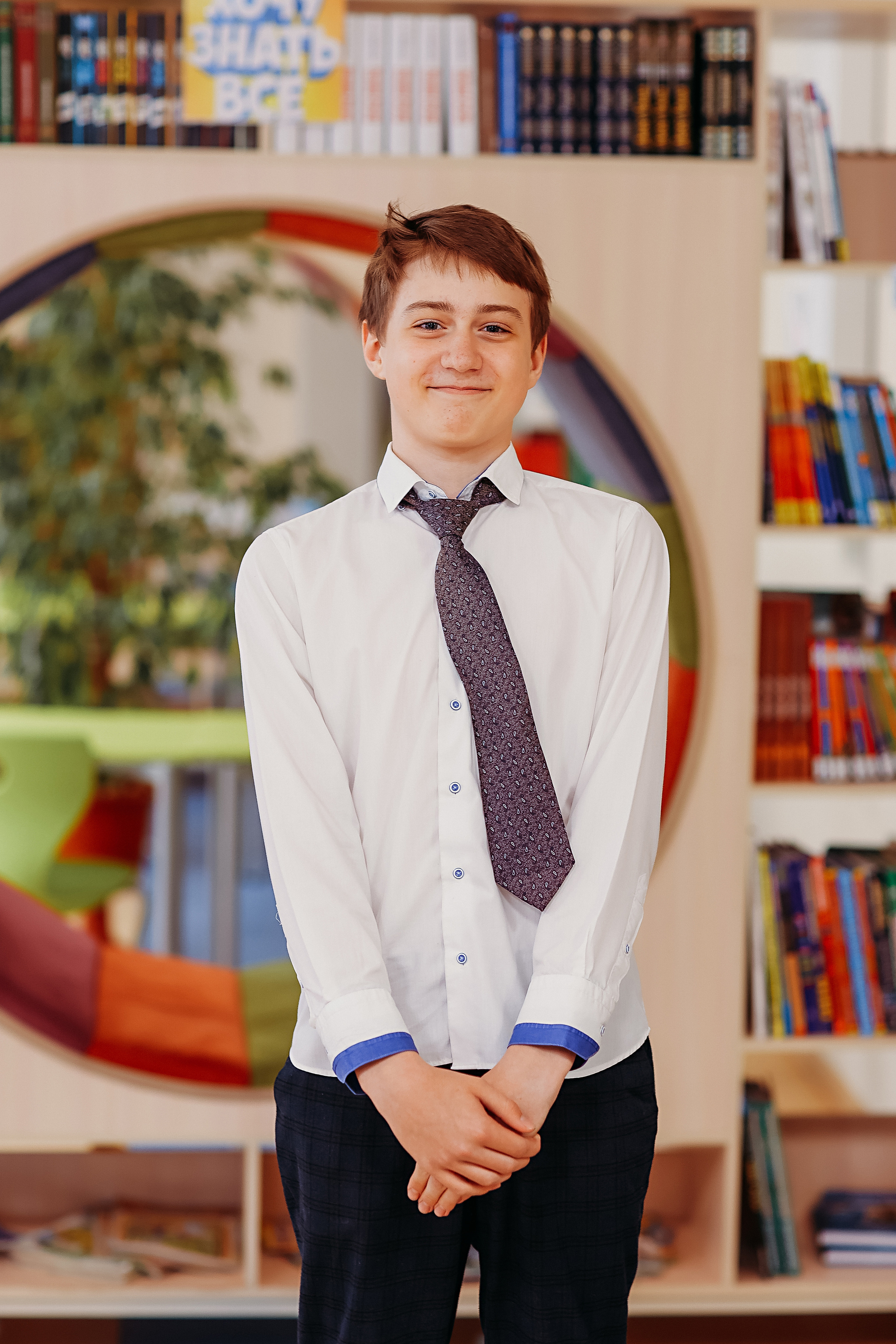 8 класс в библиотеке. Семейный фотограф Тюмень, фотограф на роды Салмина Мария