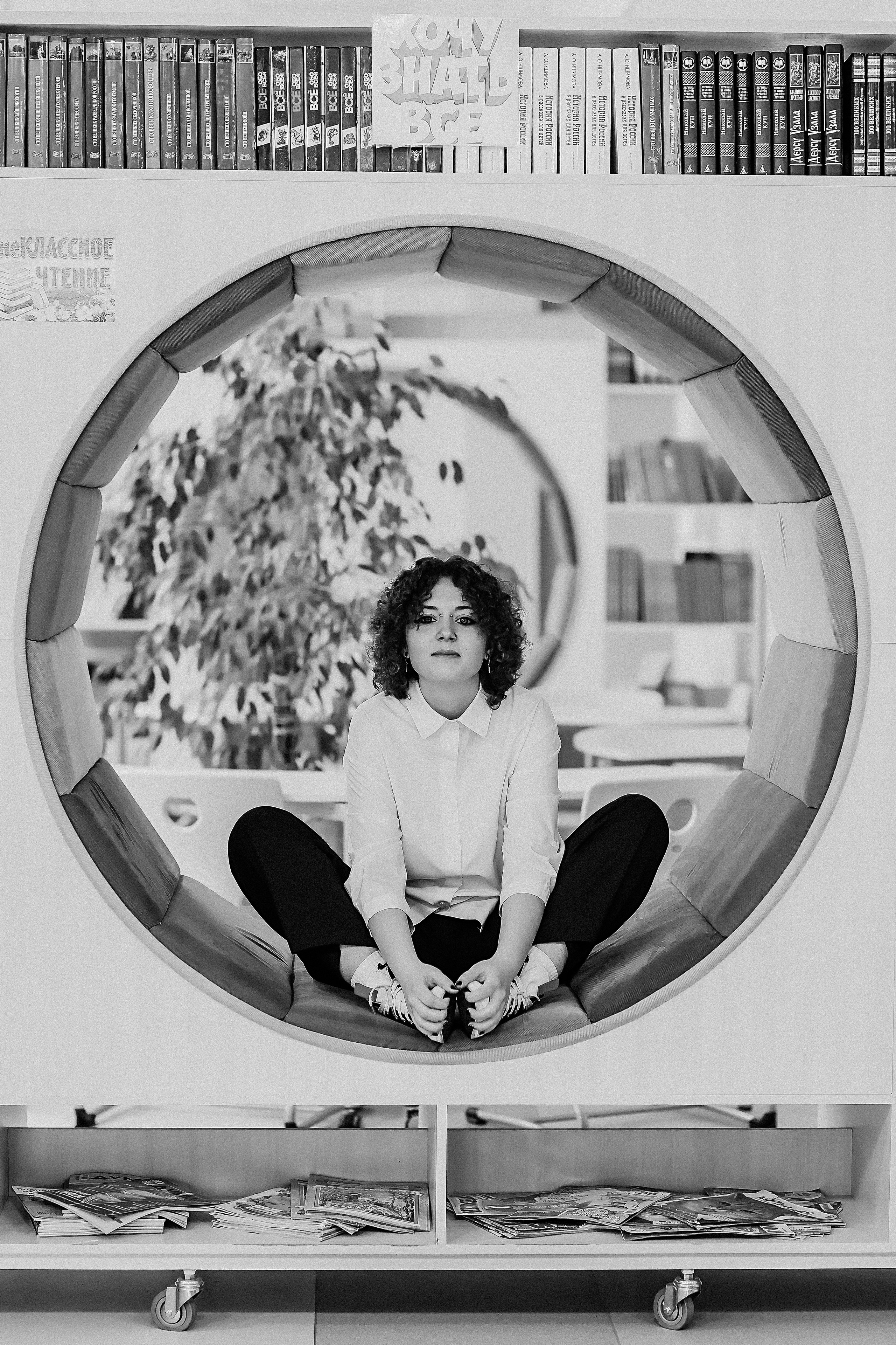 8 класс в библиотеке. Семейный фотограф Тюмень, фотограф на роды Салмина Мария