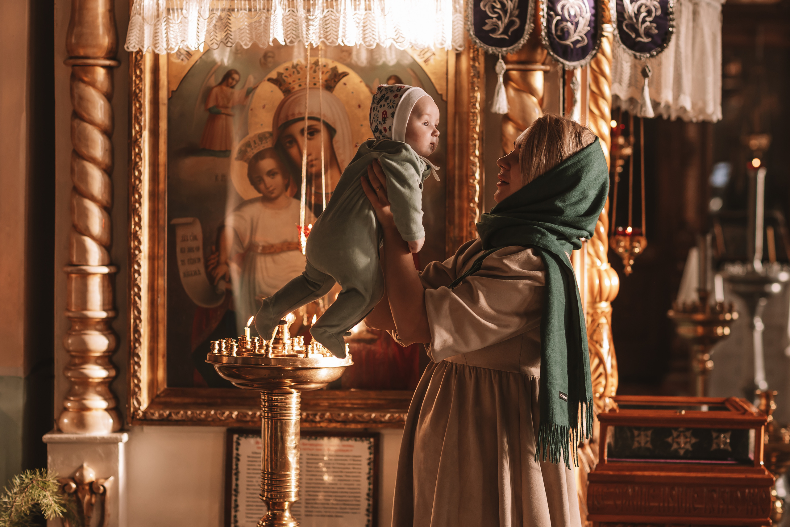 Крещение семакова. Семейный фотограф Тюмень, фотограф на роды Салмина Мария