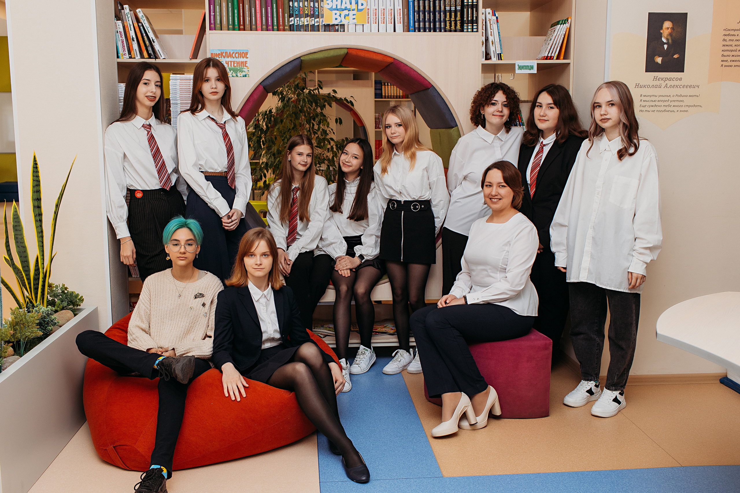 8 класс в библиотеке. Семейный фотограф Тюмень, фотограф на роды Салмина Мария