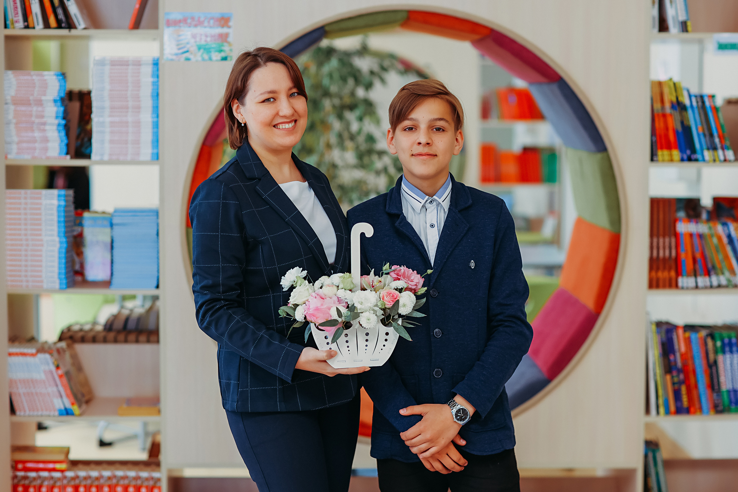 8 класс в библиотеке. Семейный фотограф Тюмень, фотограф на роды Салмина Мария