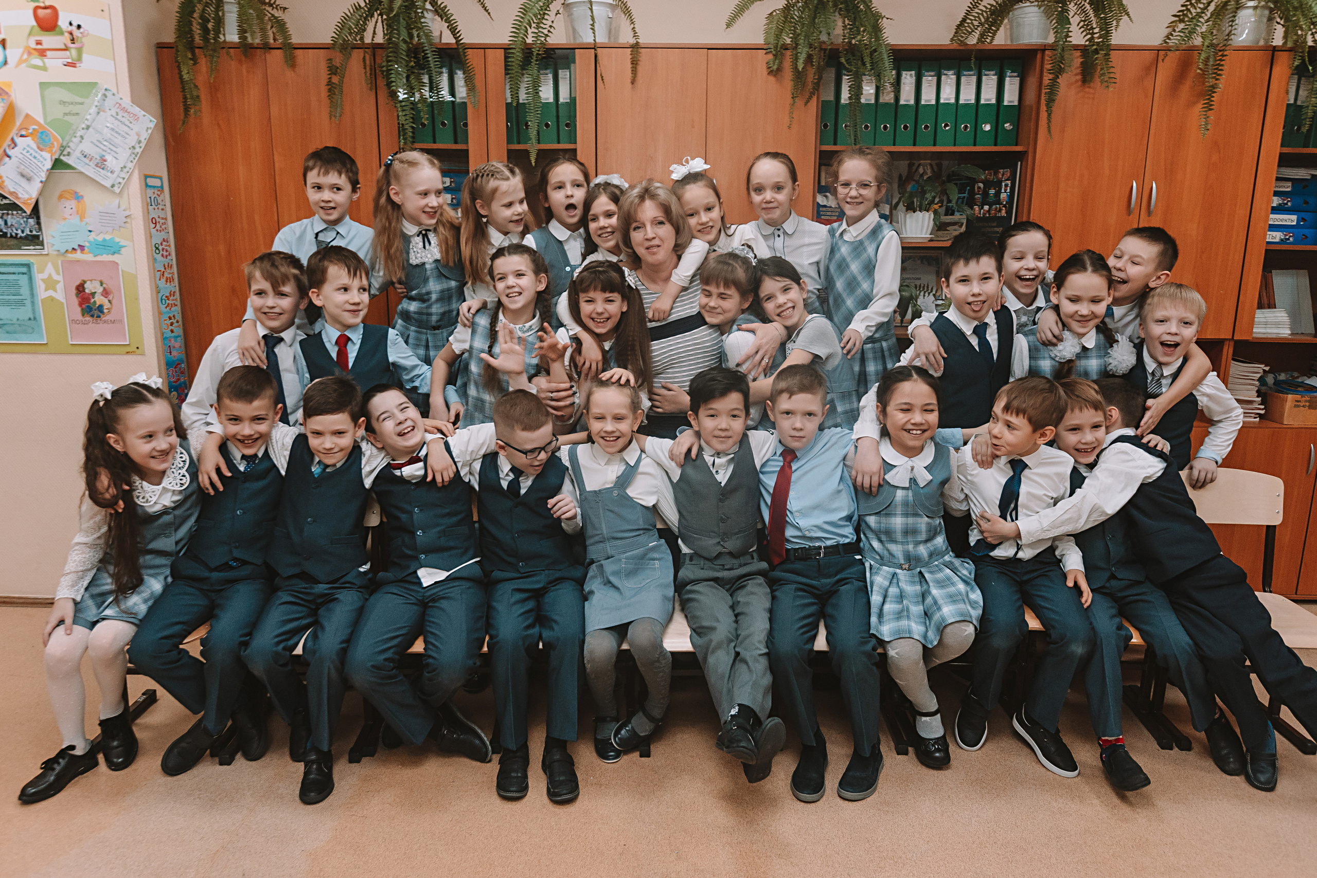 2 класс в школе. Семейный фотограф Тюмень, фотограф на роды Салмина Мария