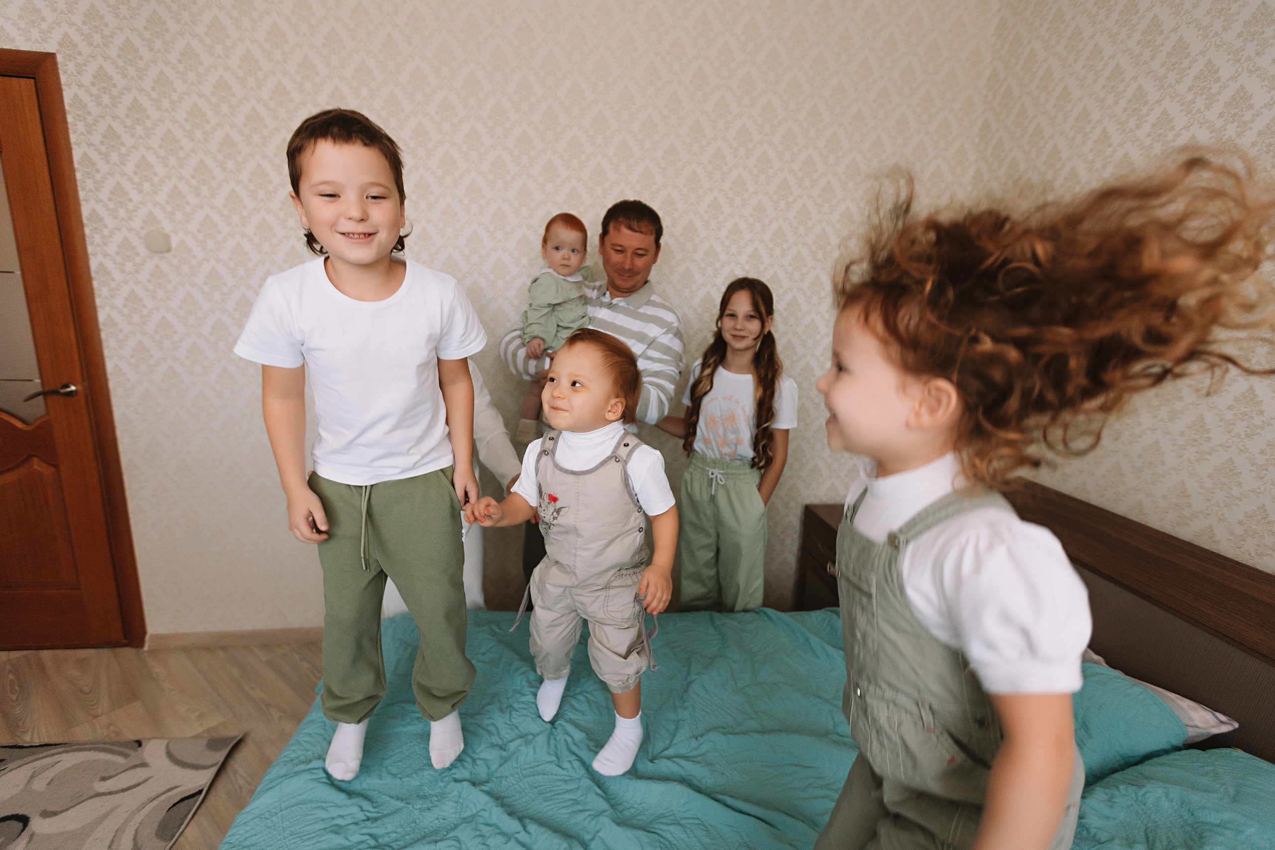 Большая семья (17 человек в частном доме, 2 часа). Семейный фотограф Тюмень, фотограф на роды Салмина Мария