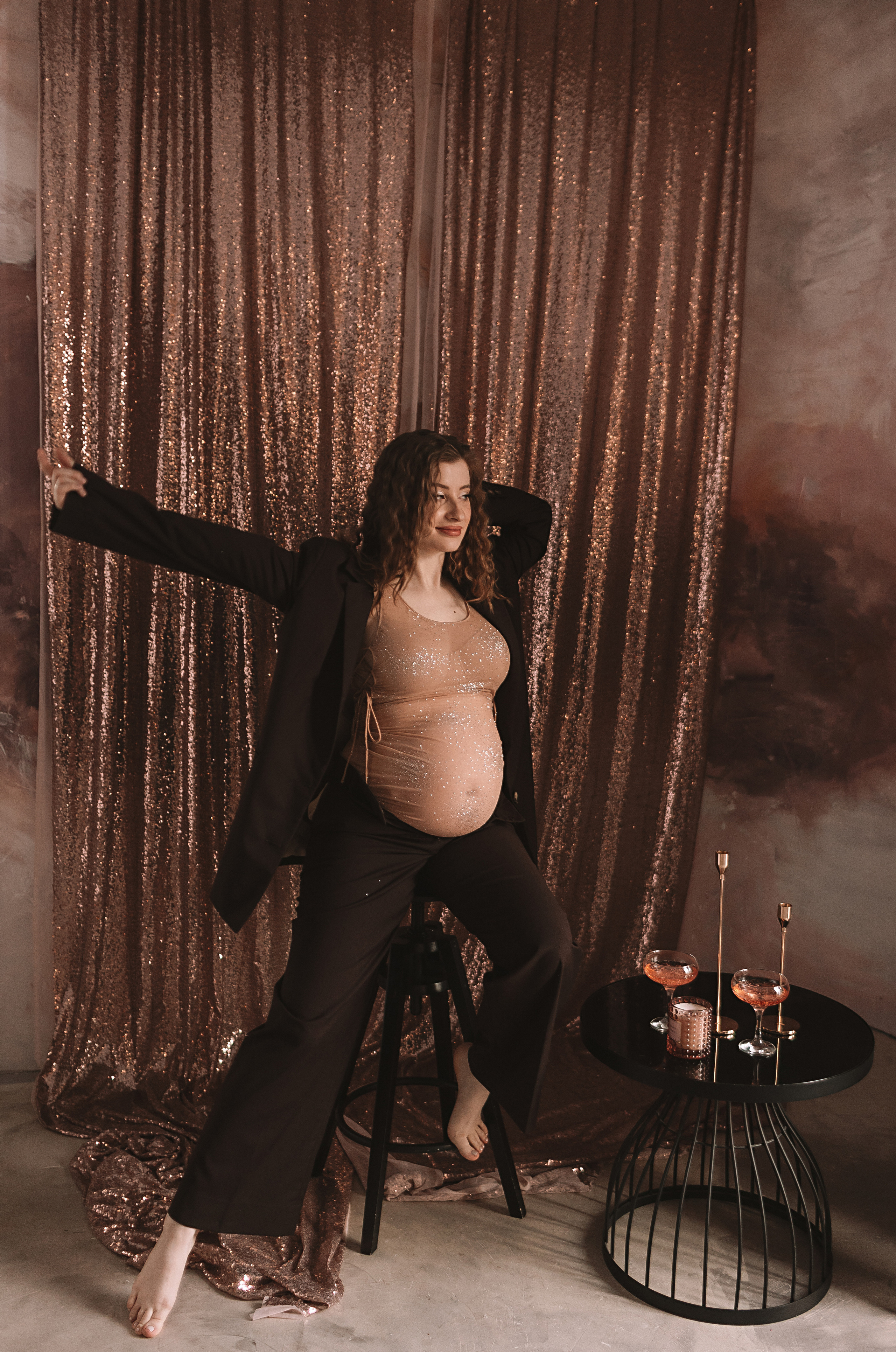 Беременность (фататум, циклорама и зал). Семейный фотограф Тюмень, фотограф на роды Салмина Мария