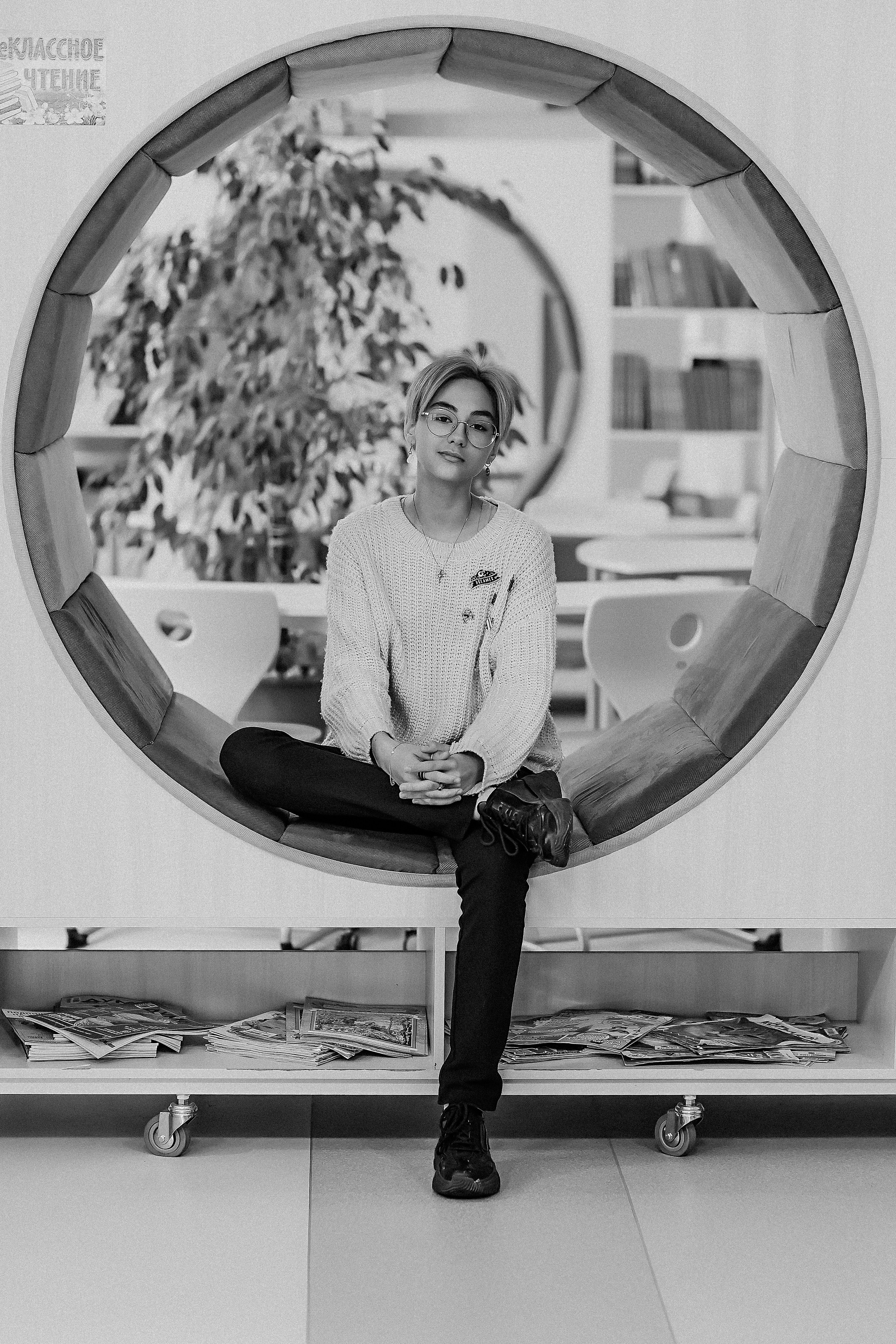 8 класс в библиотеке. Семейный фотограф Тюмень, фотограф на роды Салмина Мария