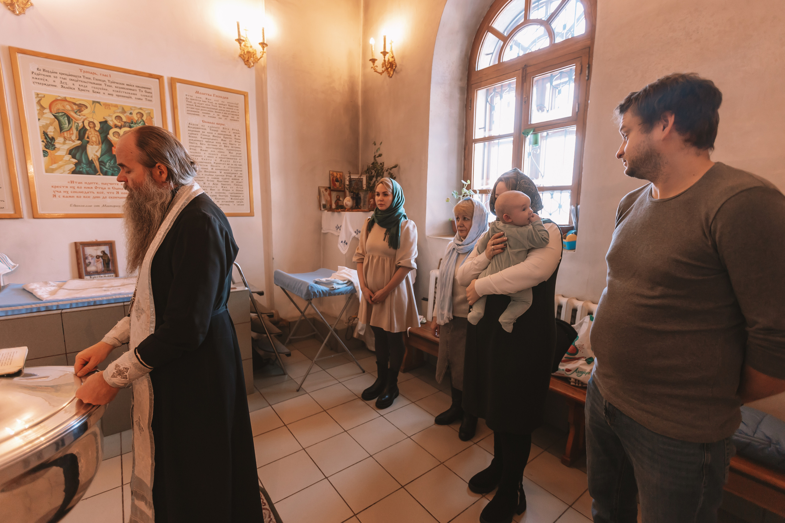 Крещение семакова. Семейный фотограф Тюмень, фотограф на роды Салмина Мария