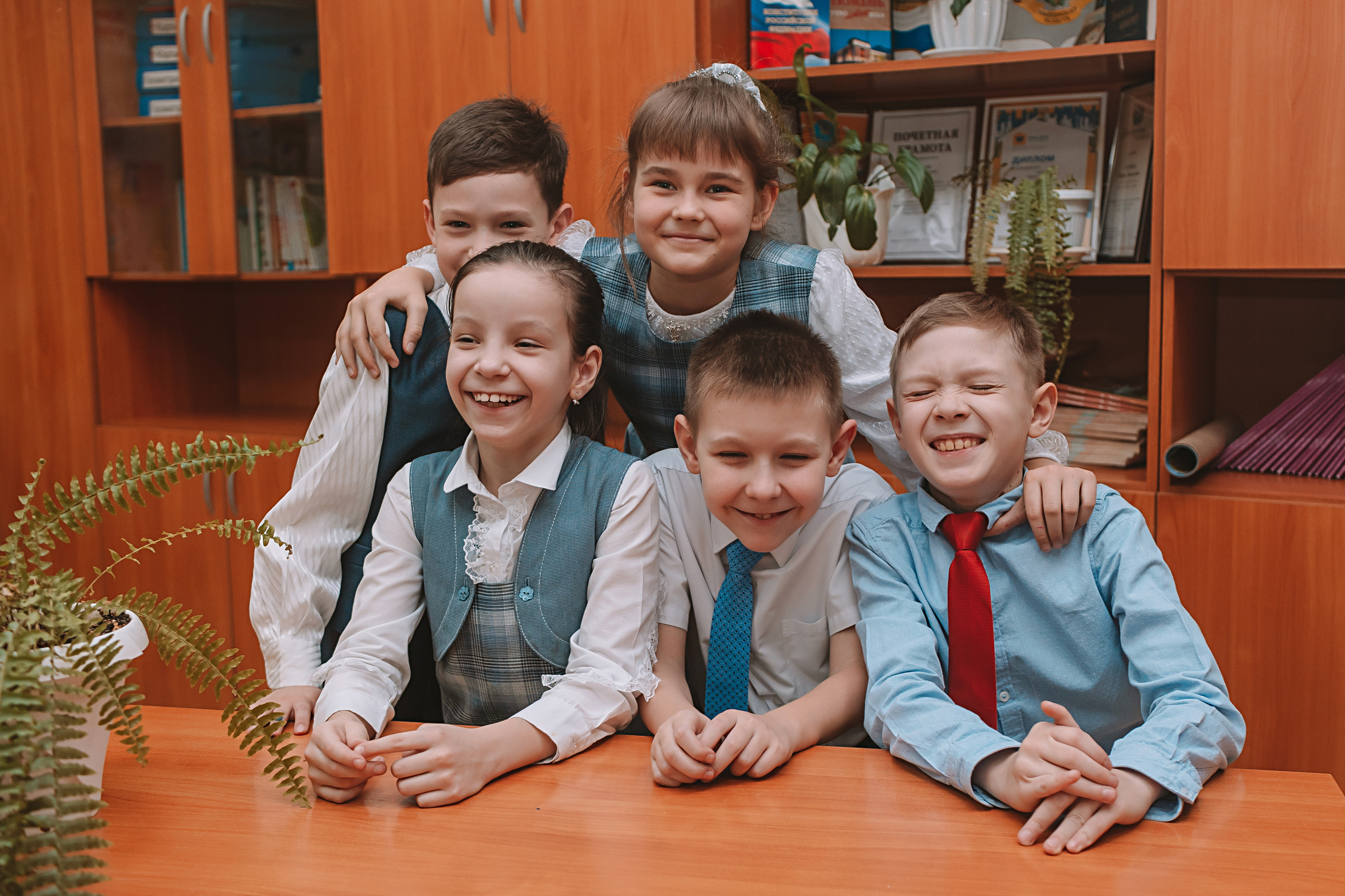 2 класс в школе. Семейный фотограф Тюмень, фотограф на роды Салмина Мария