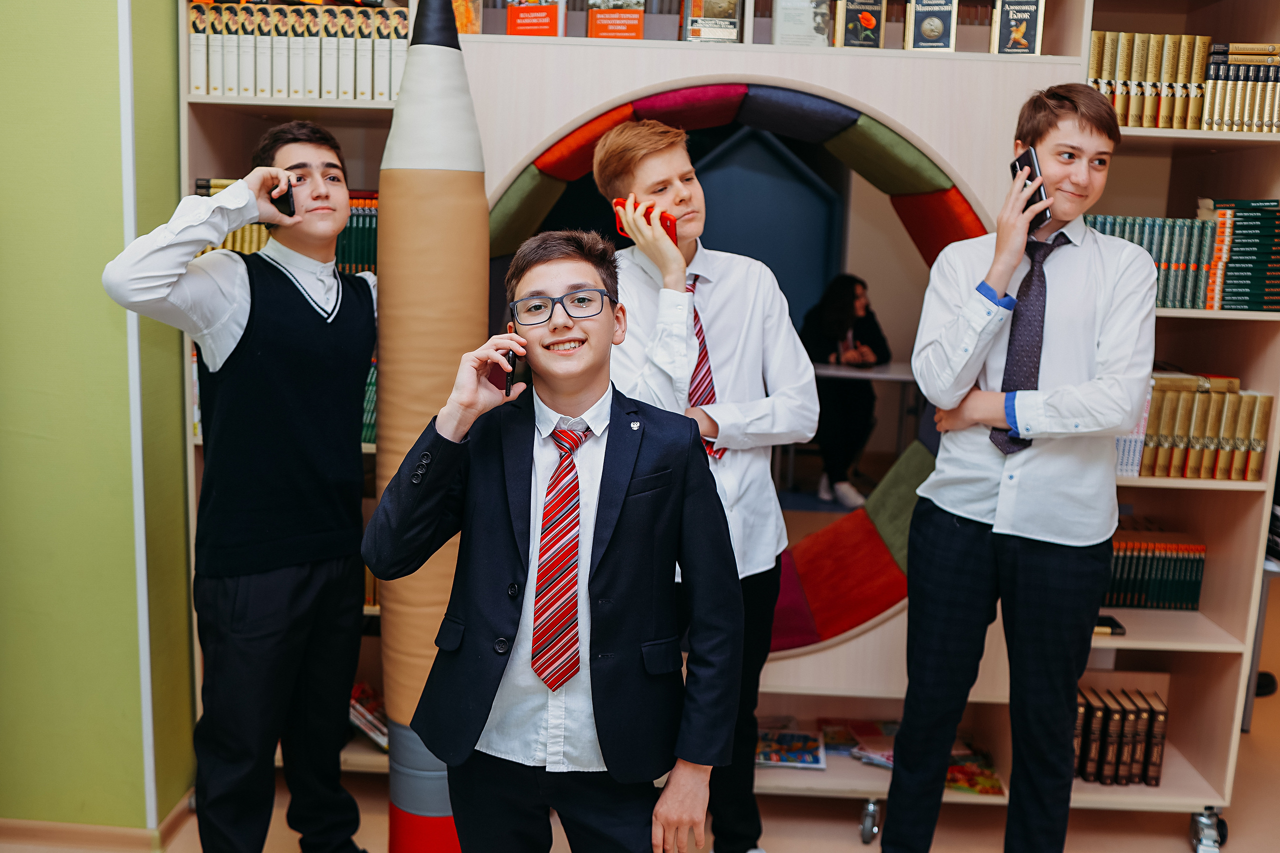 8 класс в библиотеке. Семейный фотограф Тюмень, фотограф на роды Салмина Мария