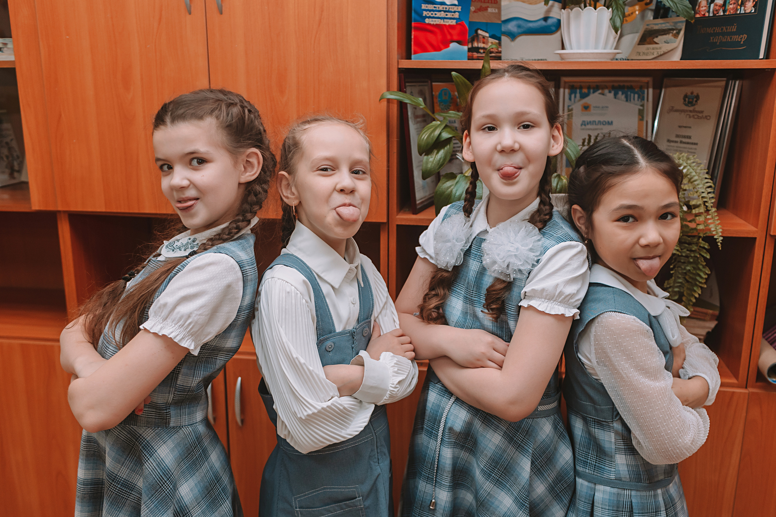 2 класс в школе. Семейный фотограф Тюмень, фотограф на роды Салмина Мария