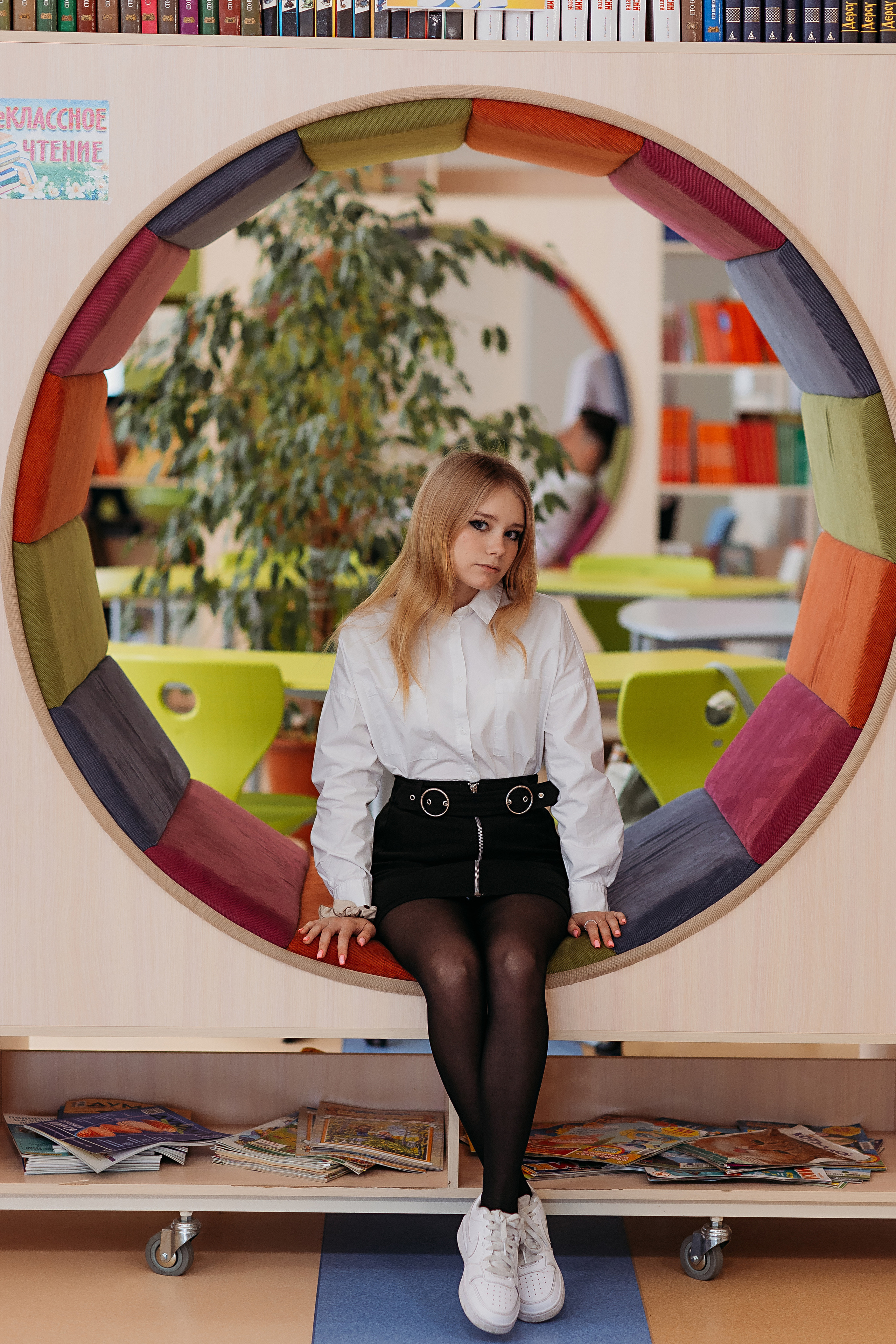 8 класс в библиотеке. Семейный фотограф Тюмень, фотограф на роды Салмина Мария