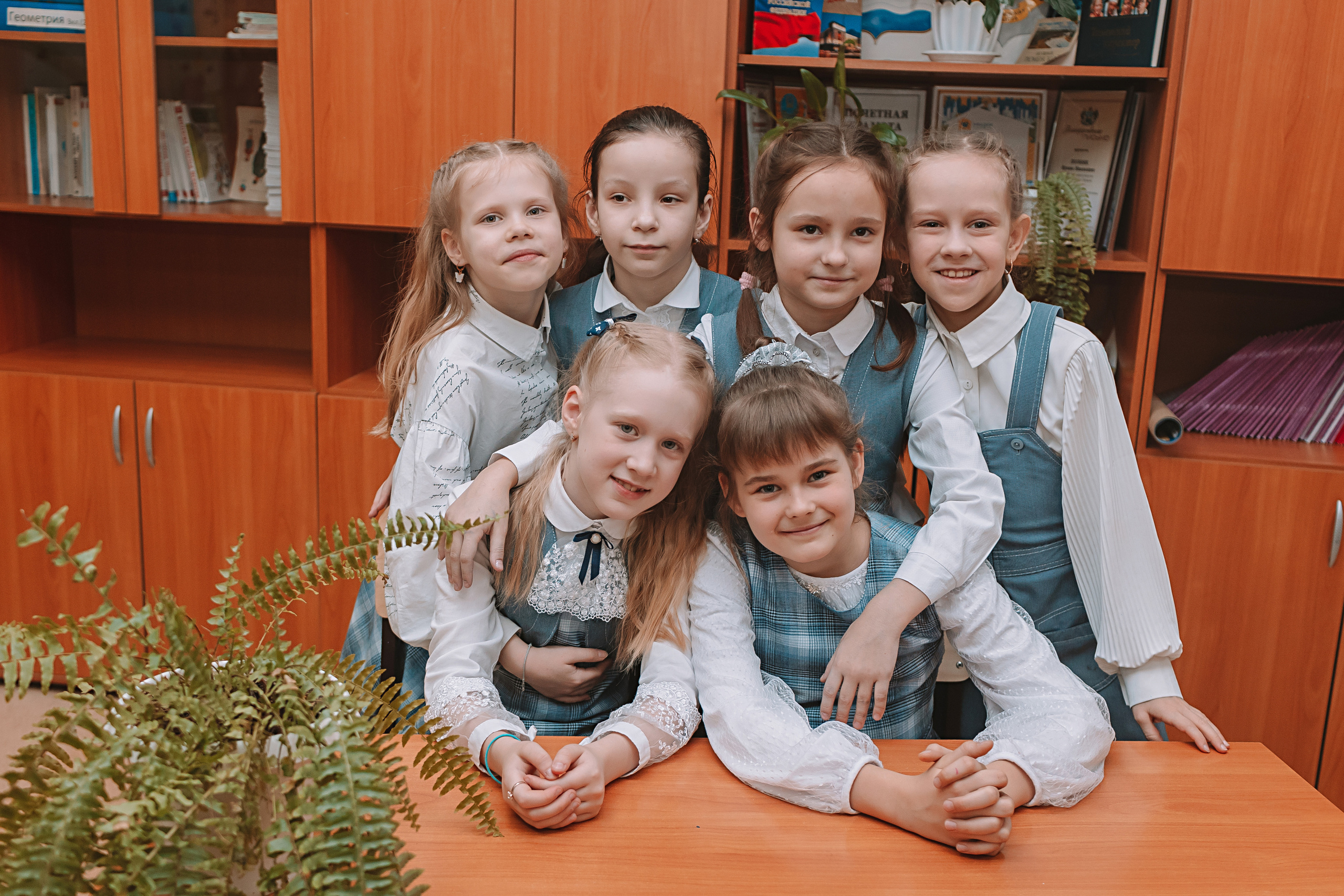 2 класс в школе. Семейный фотограф Тюмень, фотограф на роды Салмина Мария