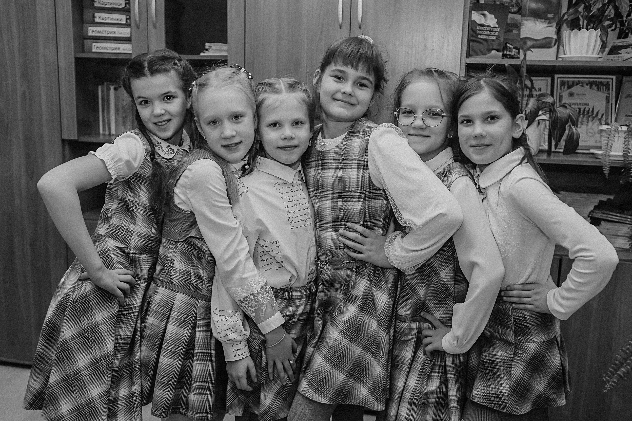 2 класс в школе. Семейный фотограф Тюмень, фотограф на роды Салмина Мария