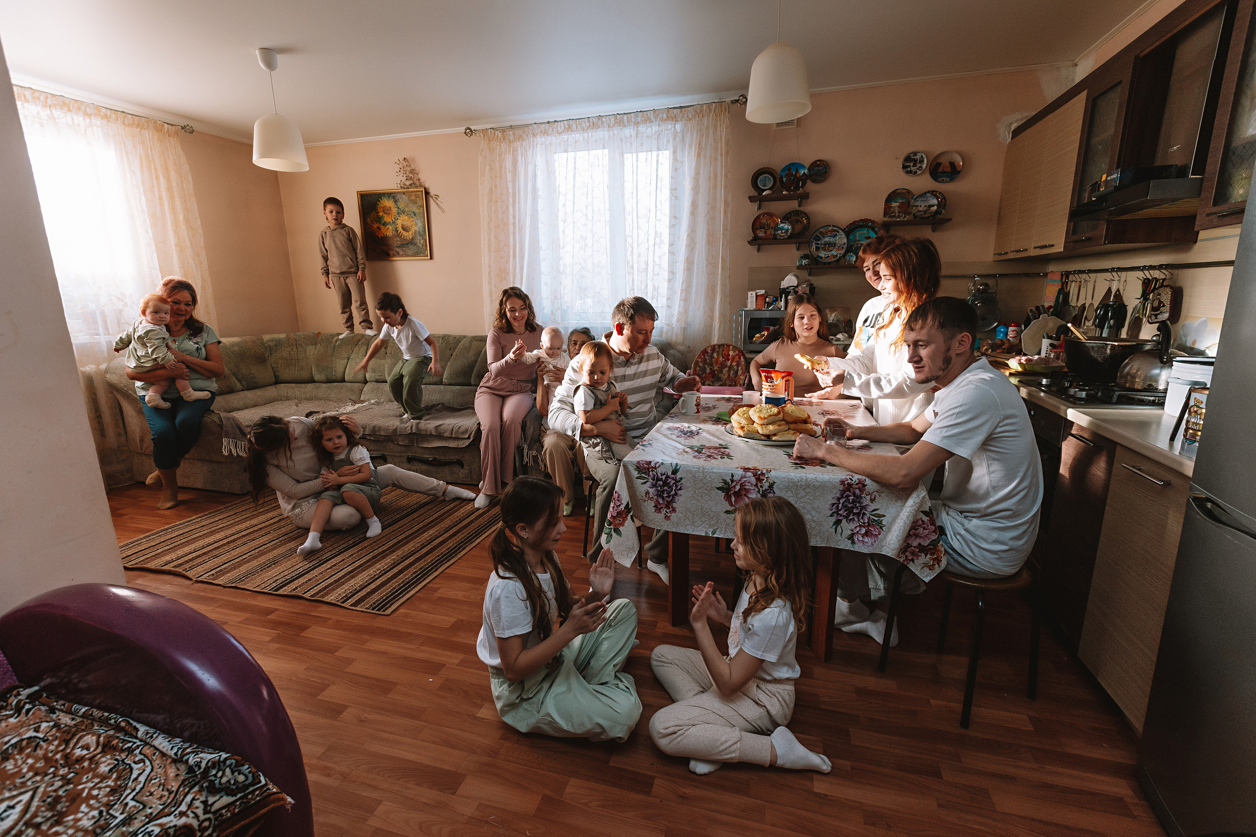 Большая семья (17 человек в частном доме, 2 часа). Семейный фотограф Тюмень, фотограф на роды Салмина Мария