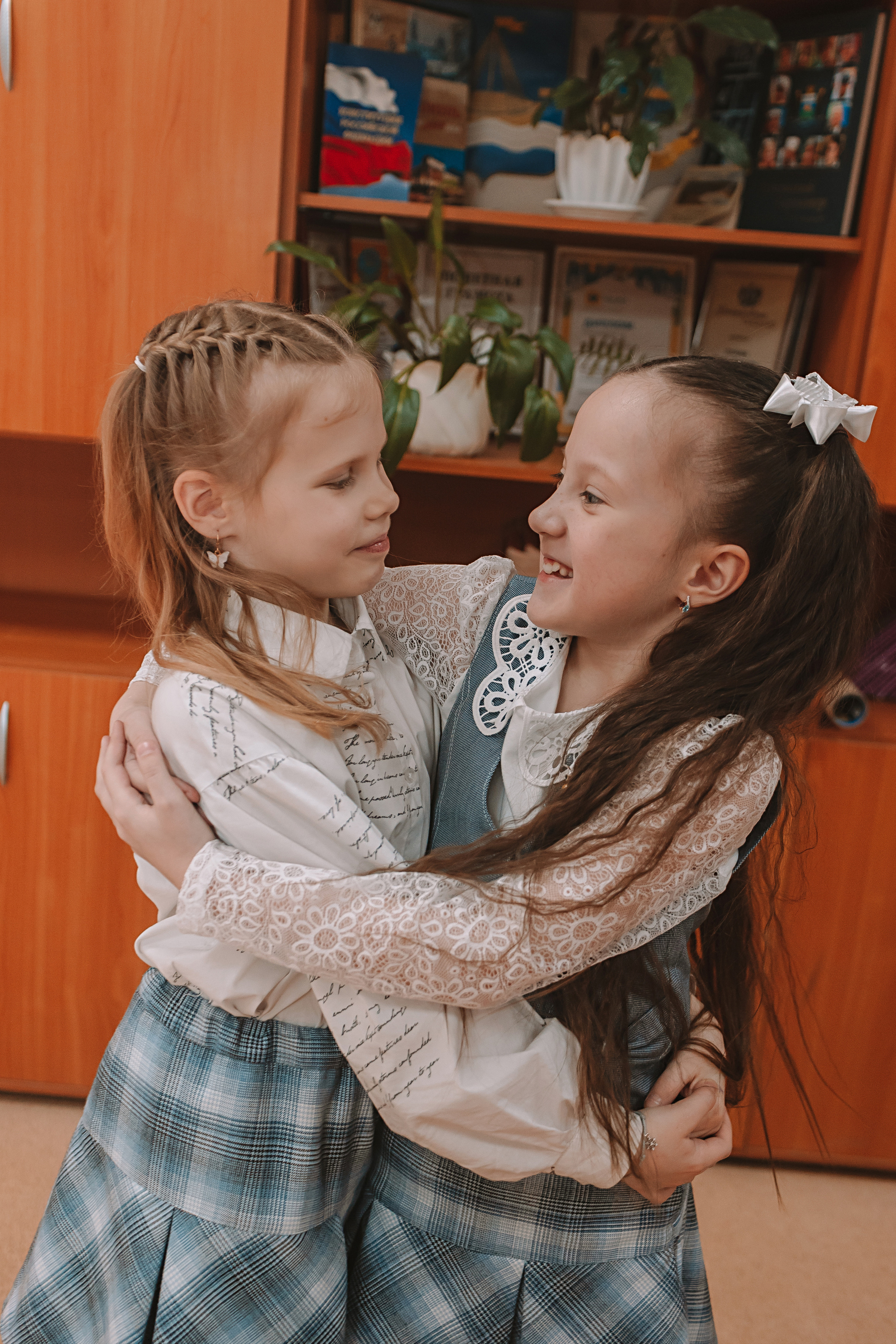 2 класс в школе. Семейный фотограф Тюмень, фотограф на роды Салмина Мария