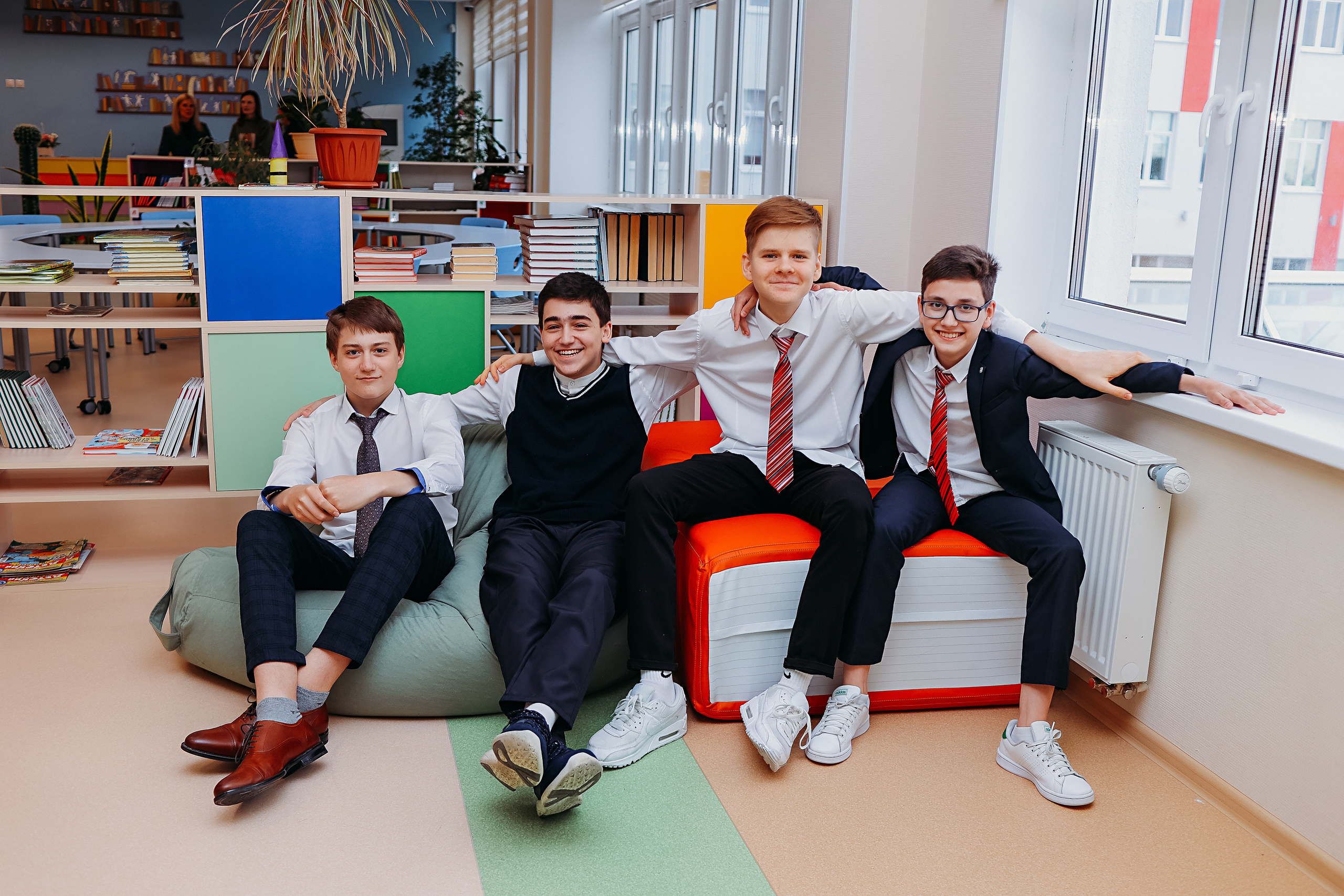 8 класс в библиотеке. Семейный фотограф Тюмень, фотограф на роды Салмина Мария