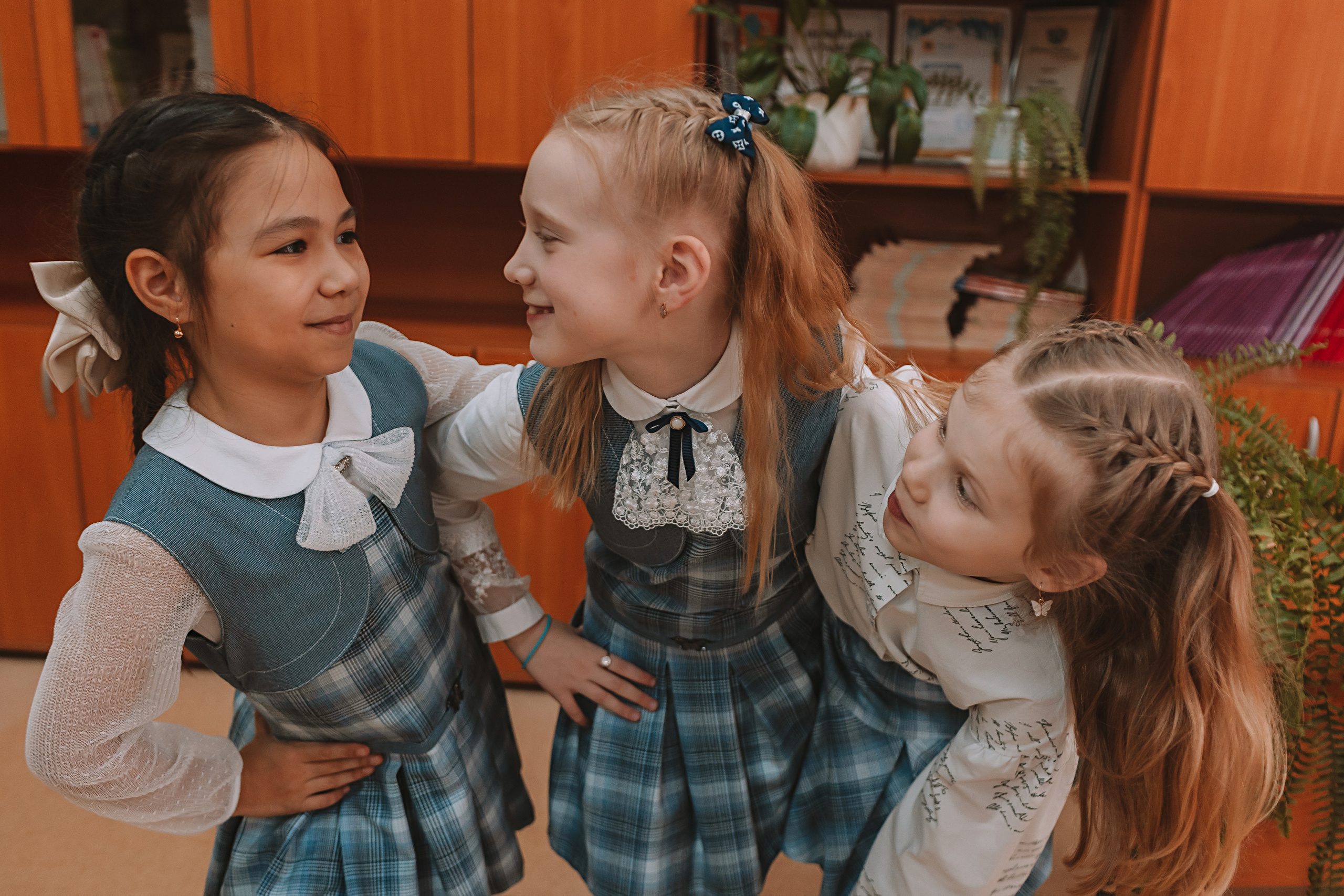 2 класс в школе. Семейный фотограф Тюмень, фотограф на роды Салмина Мария