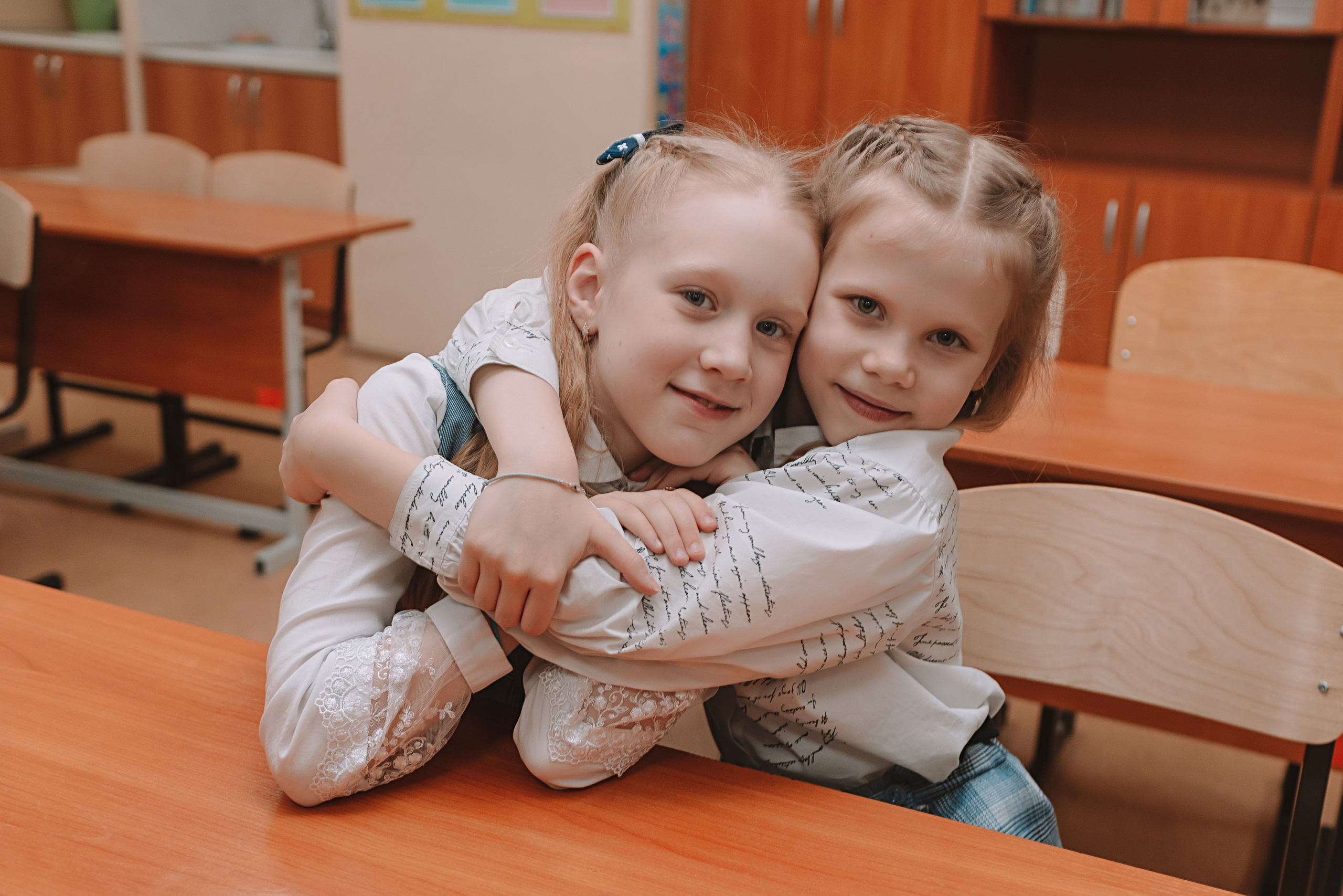 2 класс в школе. Семейный фотограф Тюмень, фотограф на роды Салмина Мария