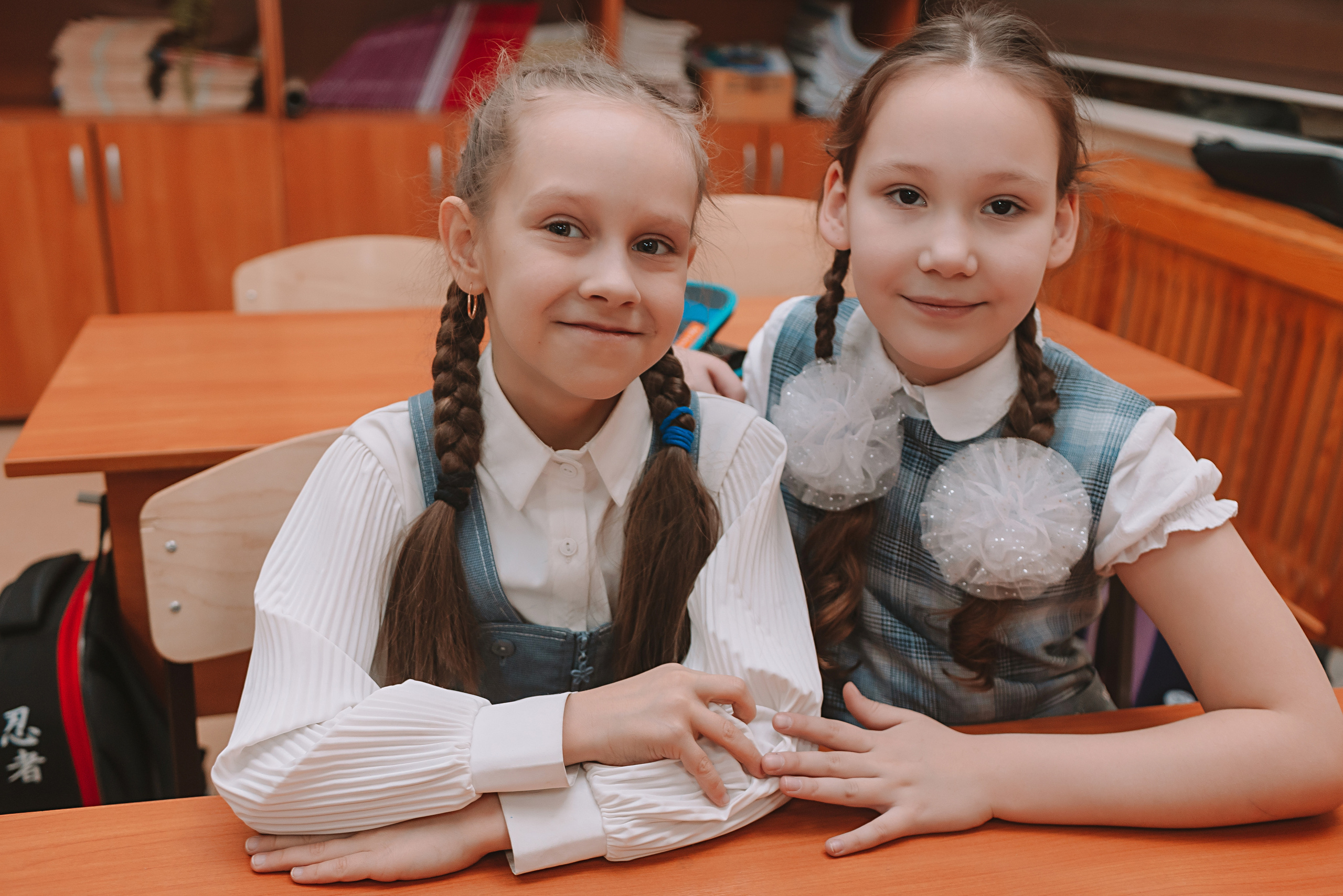 2 класс в школе. Семейный фотограф Тюмень, фотограф на роды Салмина Мария