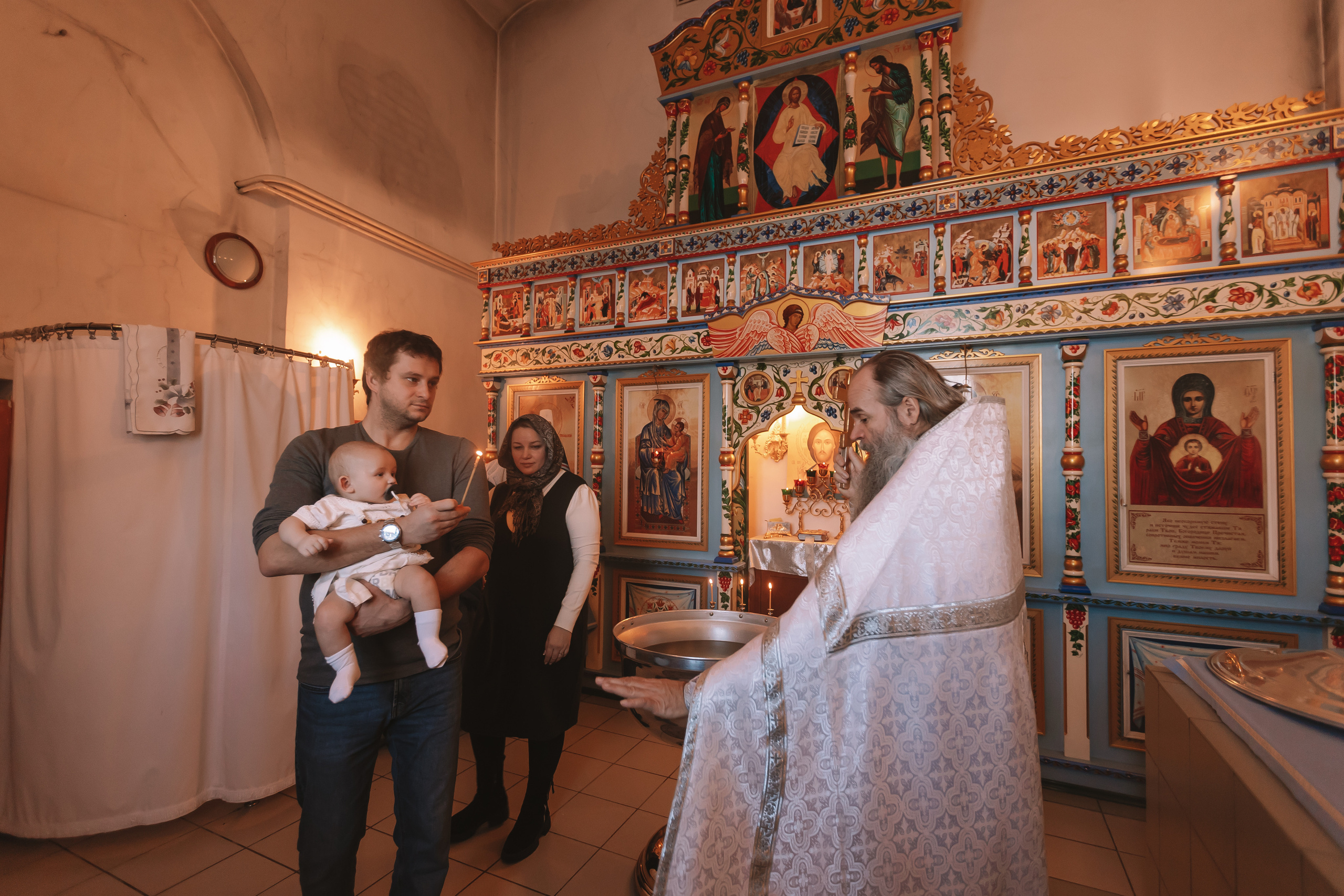 Крещение семакова. Семейный фотограф Тюмень, фотограф на роды Салмина Мария