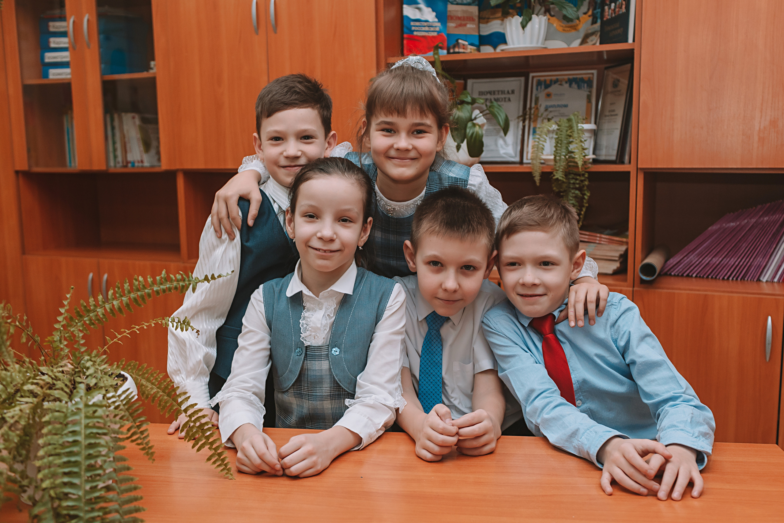 2 класс в школе. Семейный фотограф Тюмень, фотограф на роды Салмина Мария