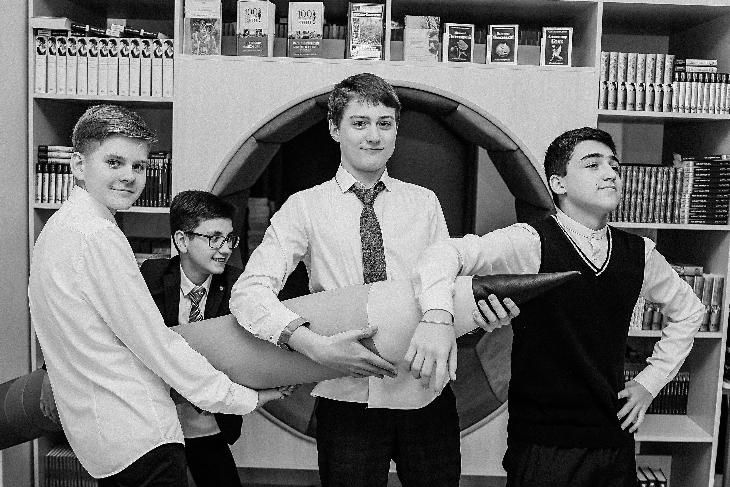 8 класс в библиотеке. Семейный фотограф Тюмень, фотограф на роды Салмина Мария