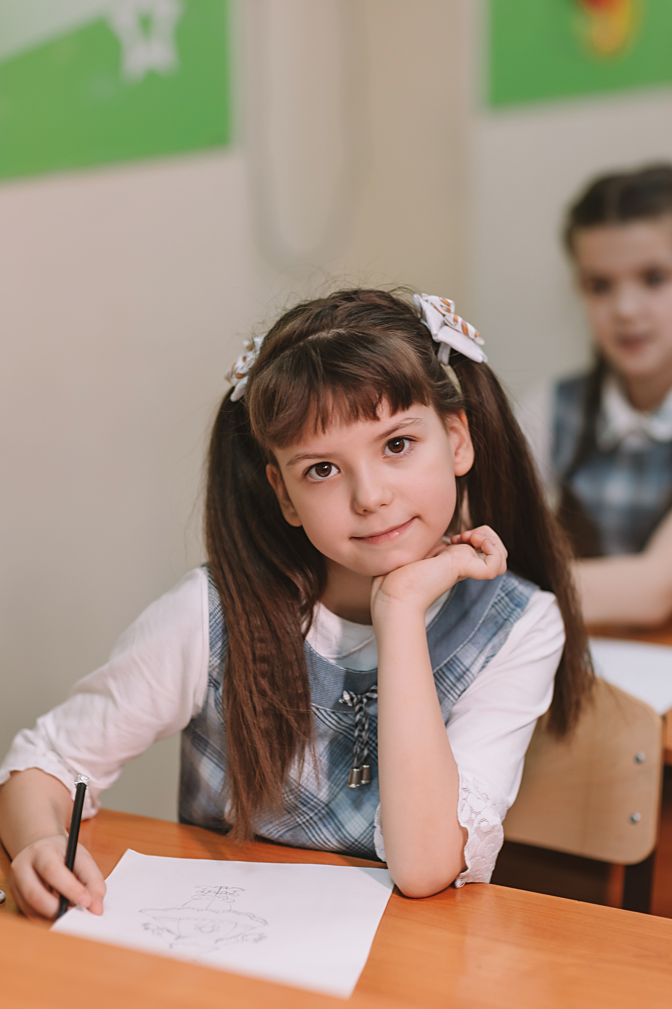 2 класс в школе. Семейный фотограф Тюмень, фотограф на роды Салмина Мария