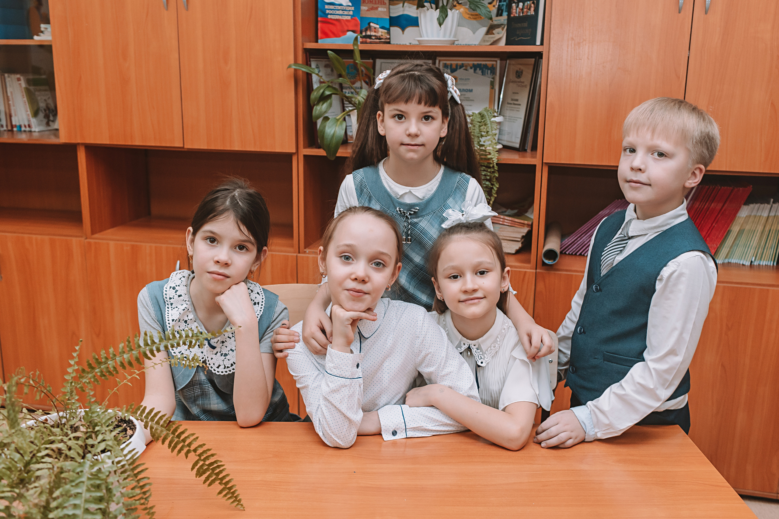 2 класс в школе. Семейный фотограф Тюмень, фотограф на роды Салмина Мария