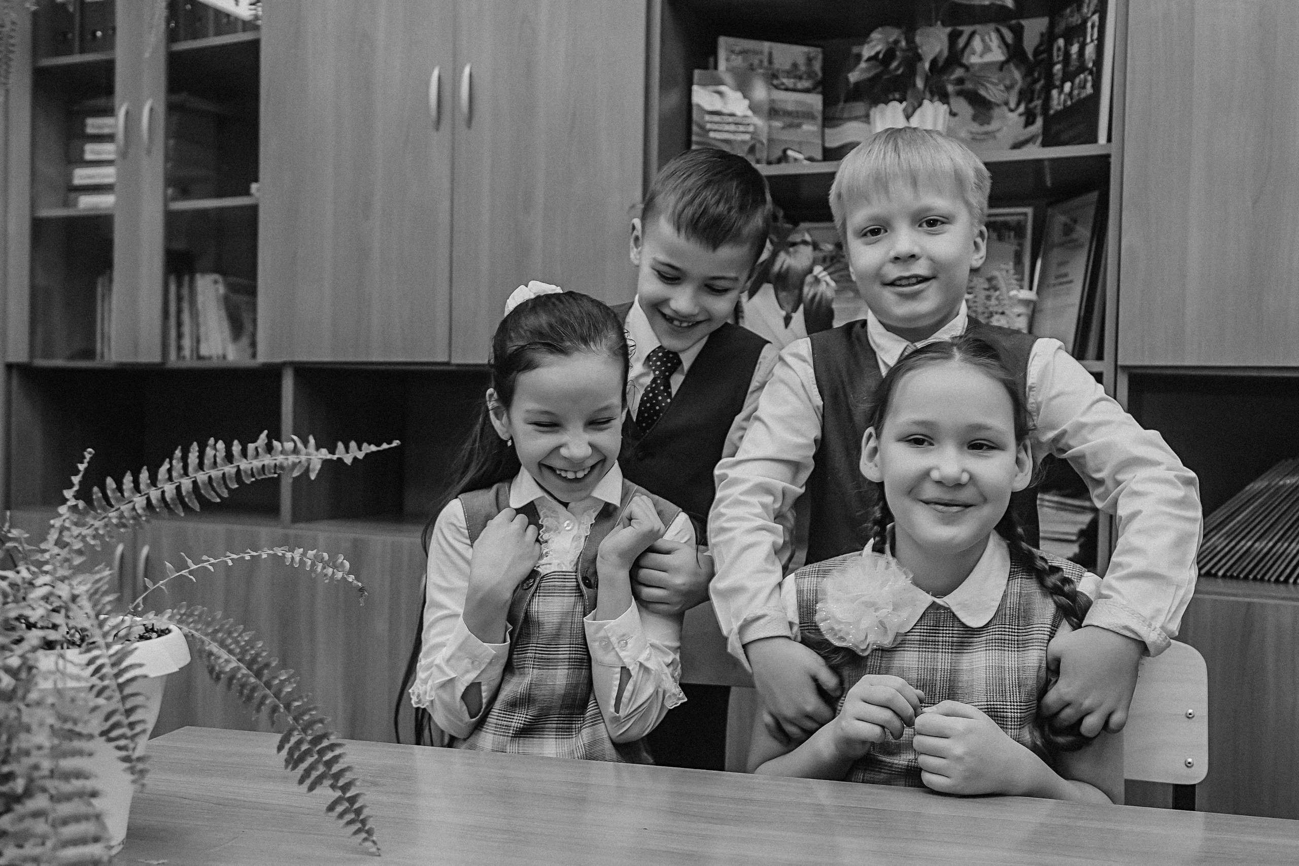 2 класс в школе. Семейный фотограф Тюмень, фотограф на роды Салмина Мария