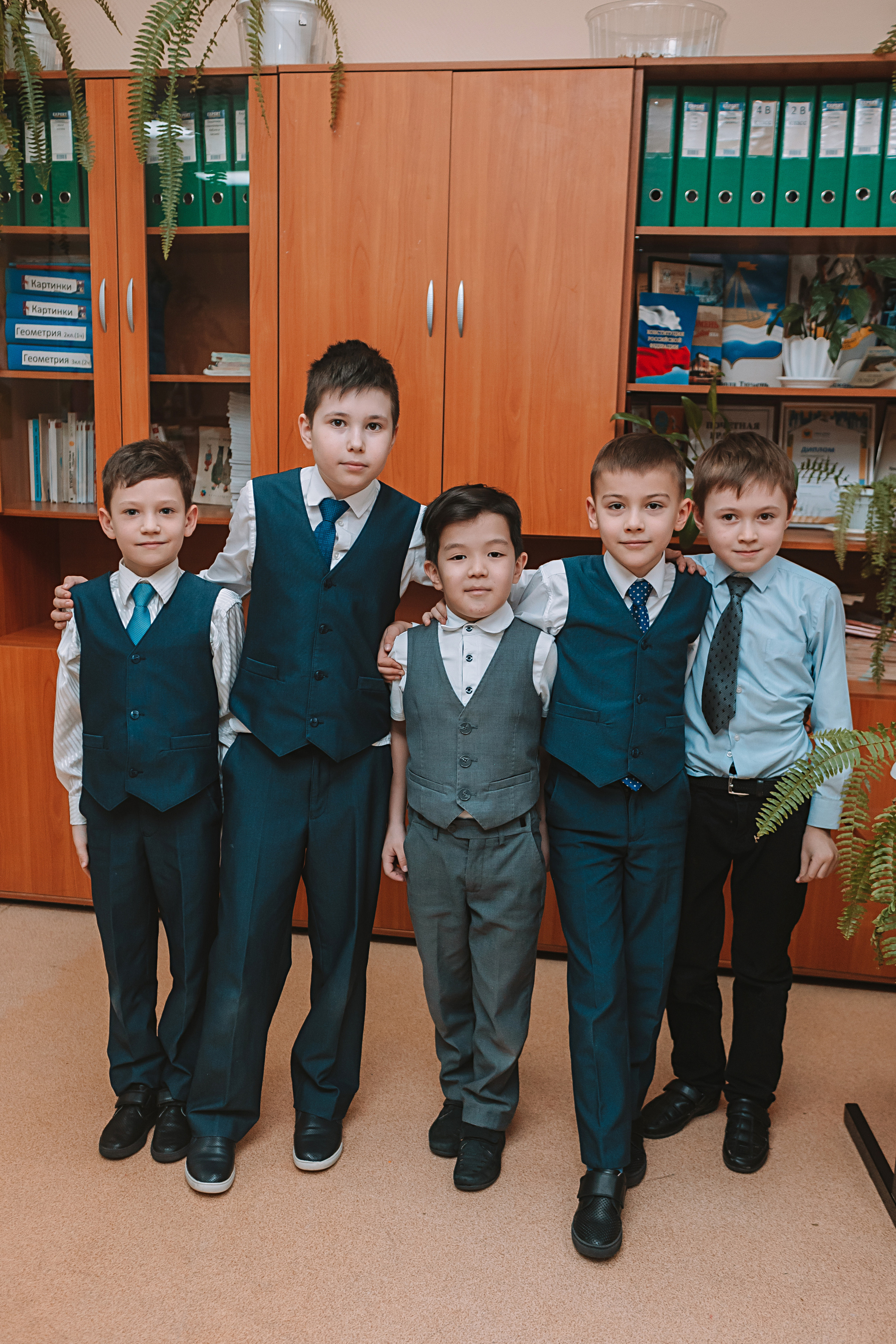 2 класс в школе. Семейный фотограф Тюмень, фотограф на роды Салмина Мария