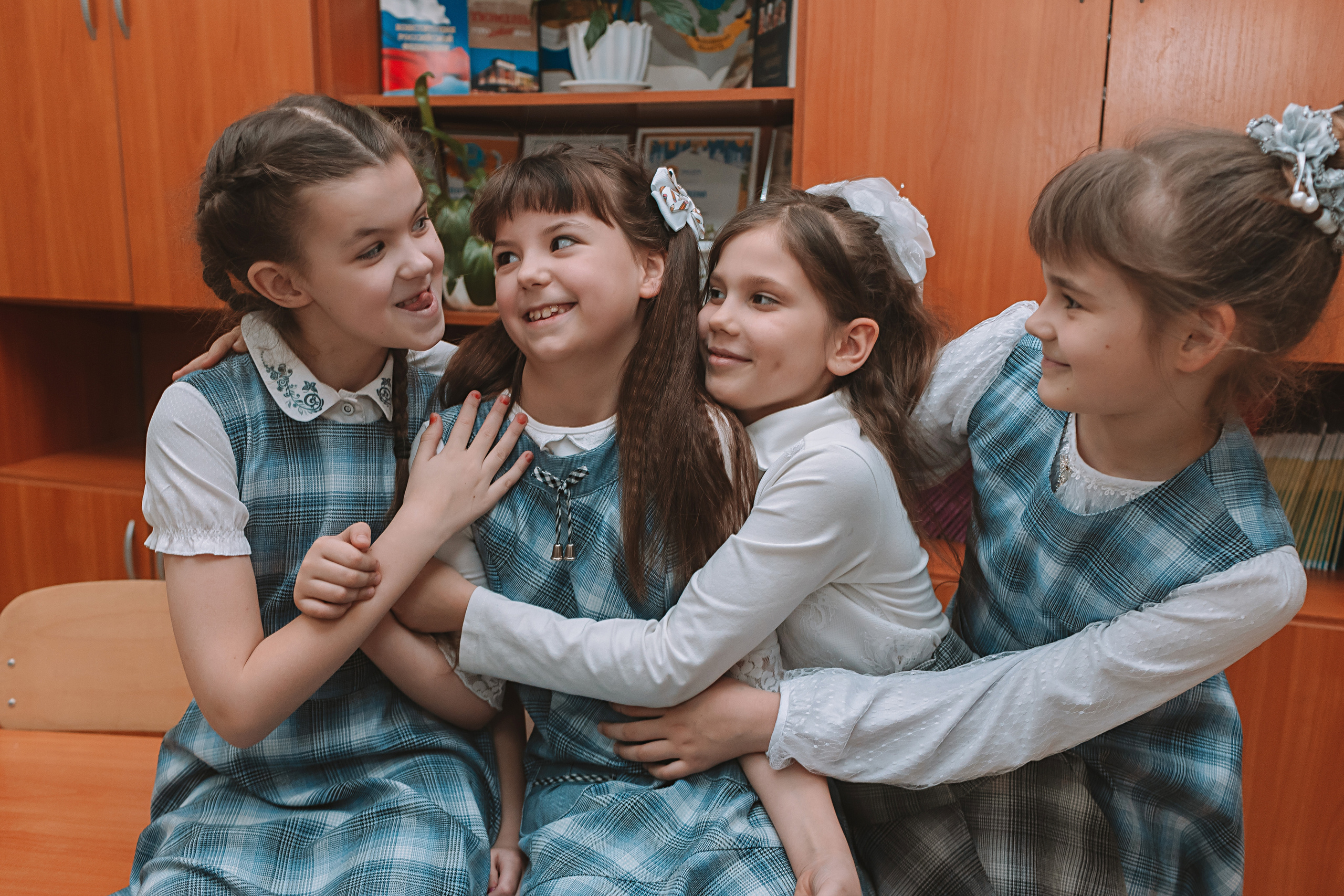 2 класс в школе. Семейный фотограф Тюмень, фотограф на роды Салмина Мария