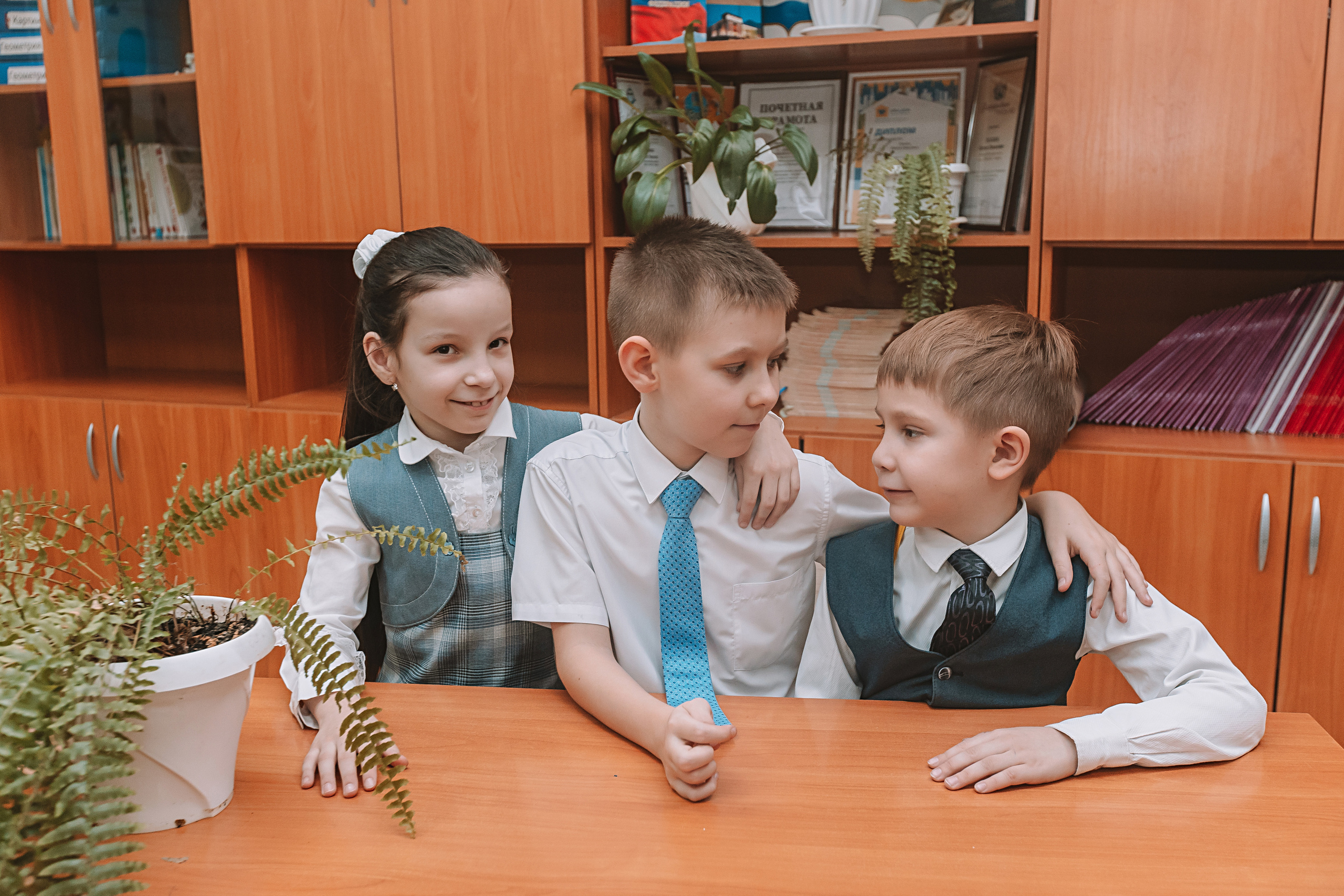 2 класс в школе. Семейный фотограф Тюмень, фотограф на роды Салмина Мария