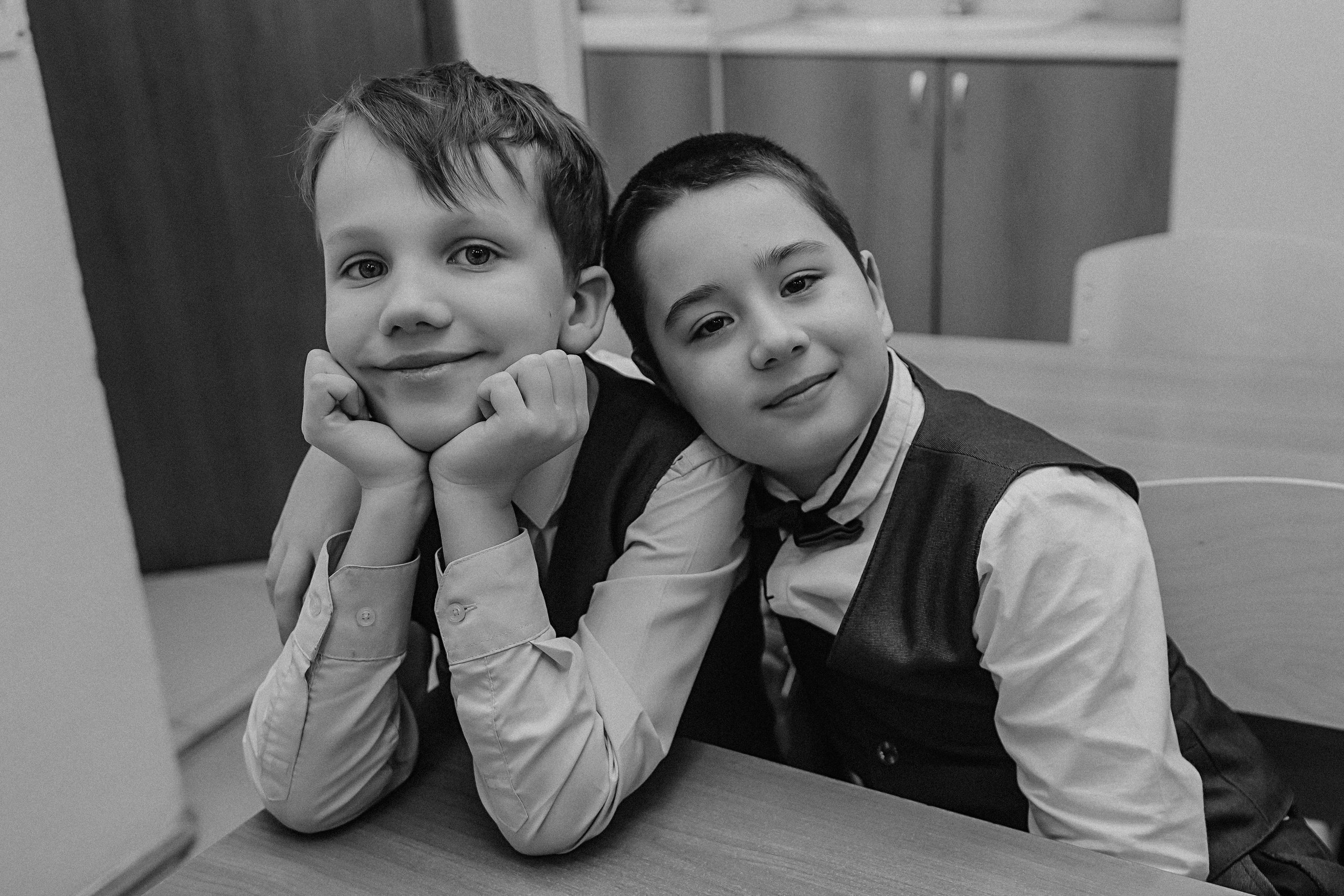 2 класс в школе. Семейный фотограф Тюмень, фотограф на роды Салмина Мария