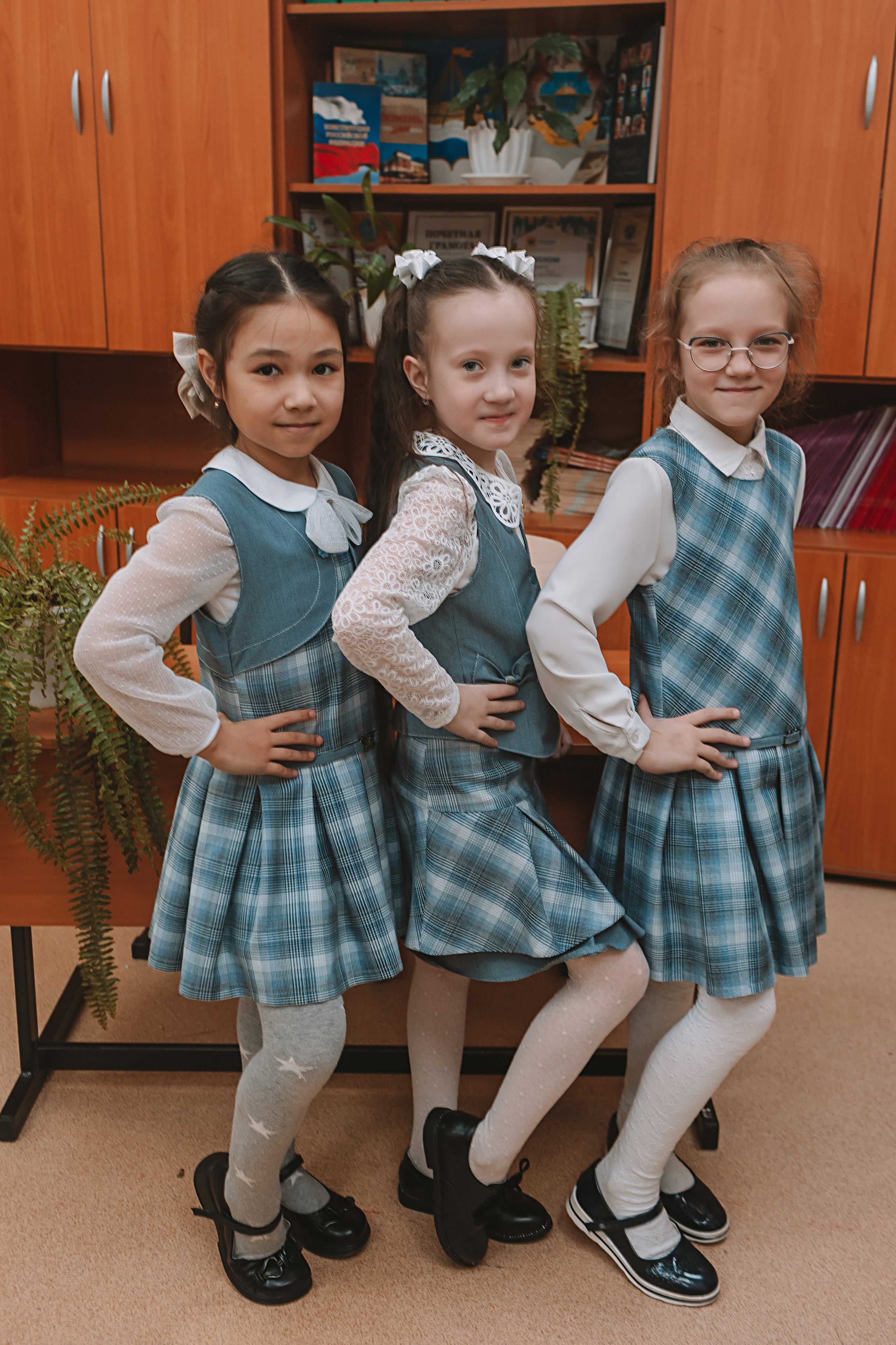 2 класс в школе. Семейный фотограф Тюмень, фотограф на роды Салмина Мария