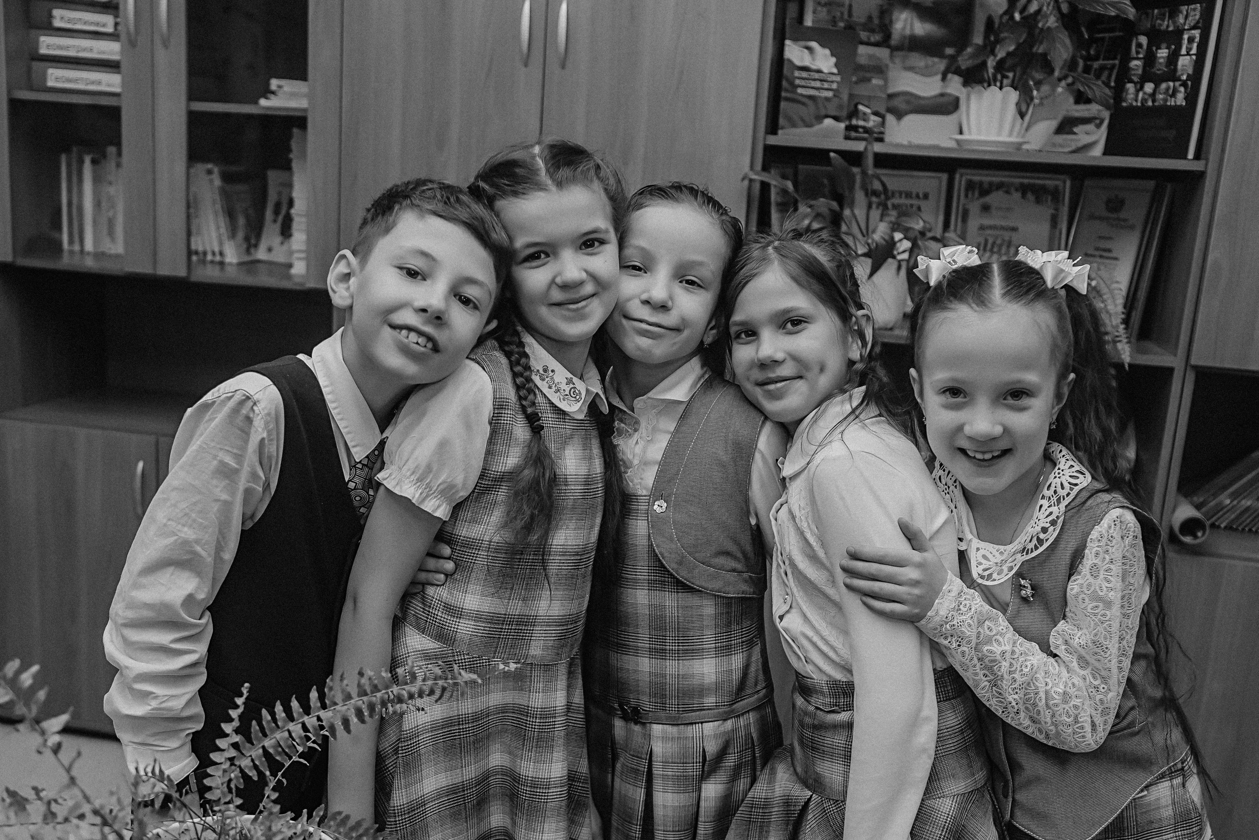 2 класс в школе. Семейный фотограф Тюмень, фотограф на роды Салмина Мария