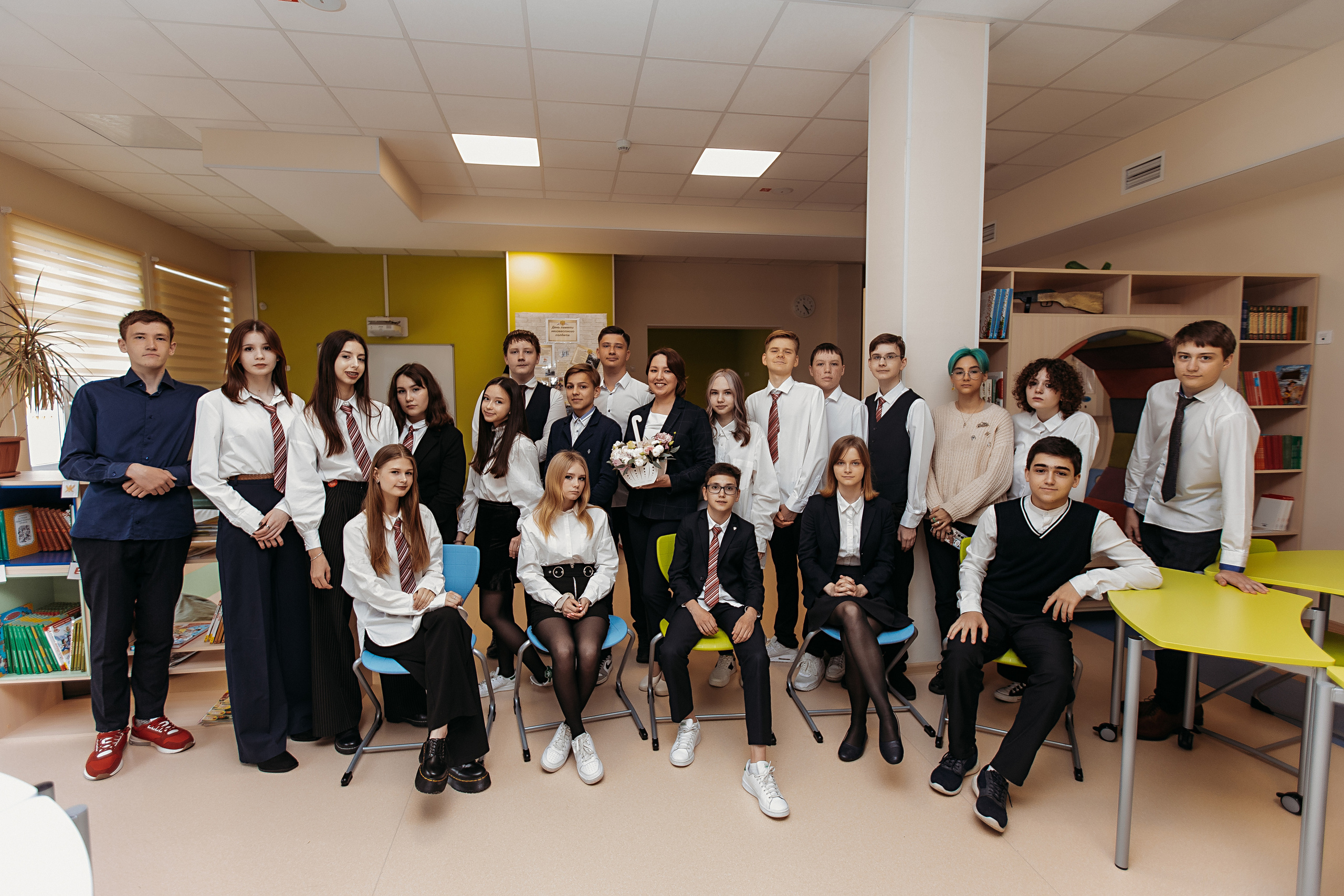 8 класс в библиотеке. Семейный фотограф Тюмень, фотограф на роды Салмина Мария