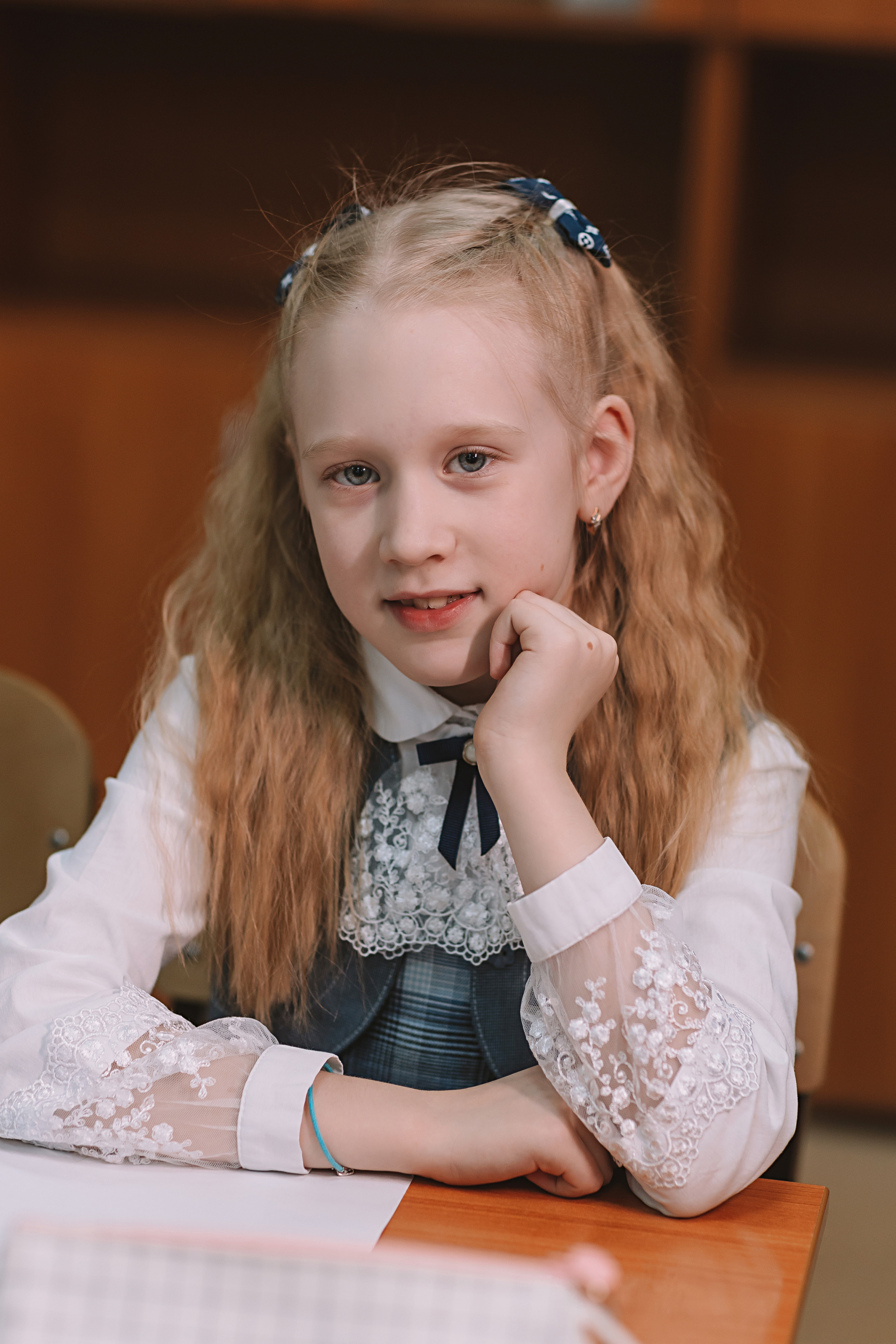 2 класс в школе. Семейный фотограф Тюмень, фотограф на роды Салмина Мария