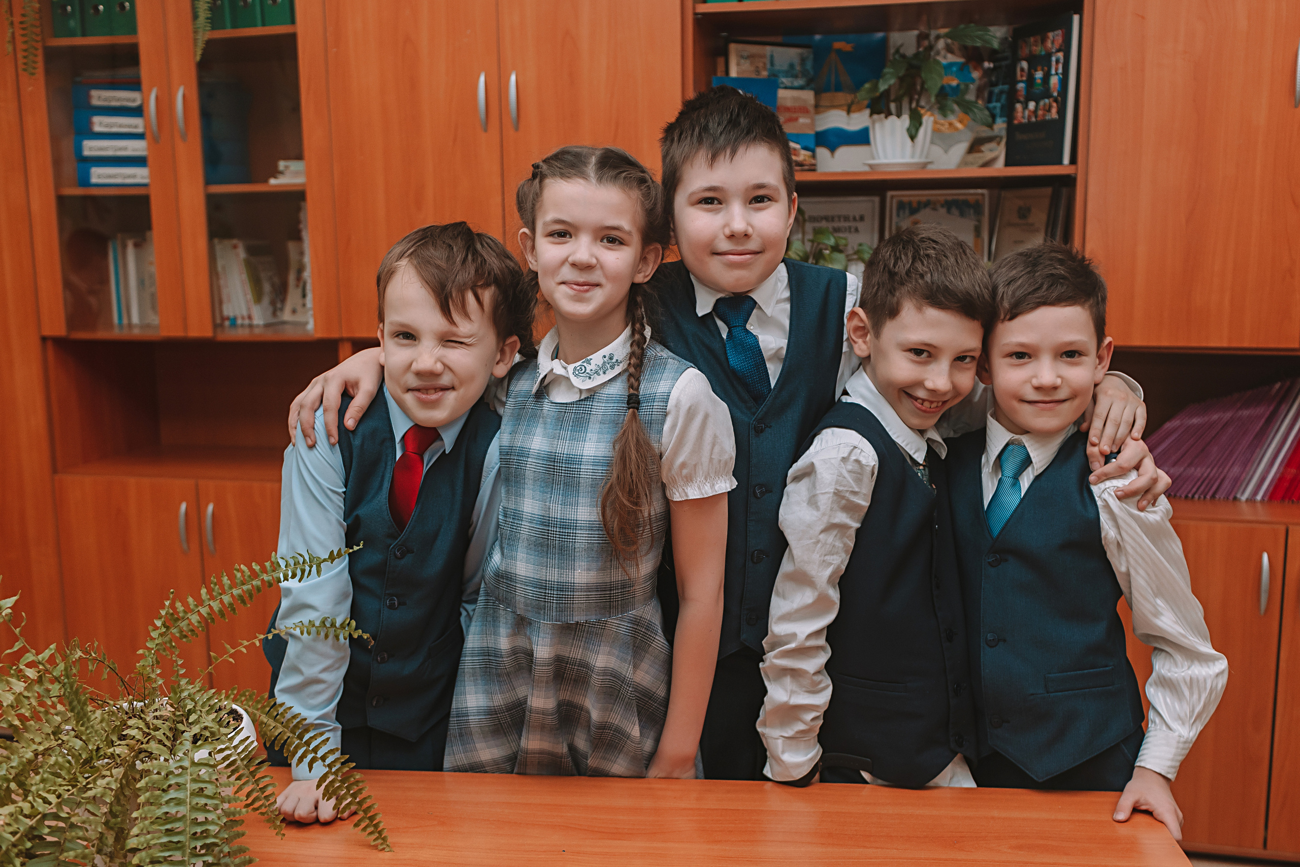 2 класс в школе. Семейный фотограф Тюмень, фотограф на роды Салмина Мария